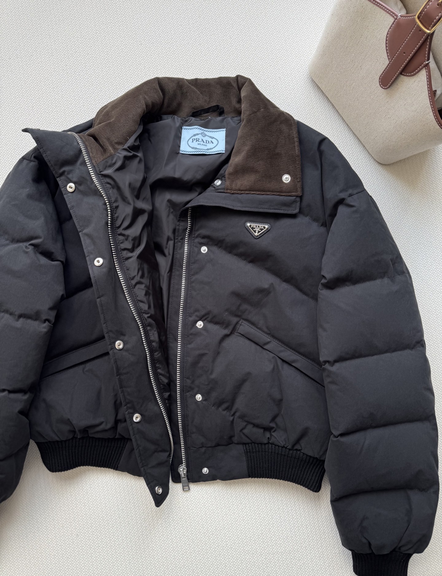 Prad*🆕（短款）25Fw秋冬新款 三角徽标立领府绸质感羽绒服短款夹克外套 原版开发！高版出品！以立领