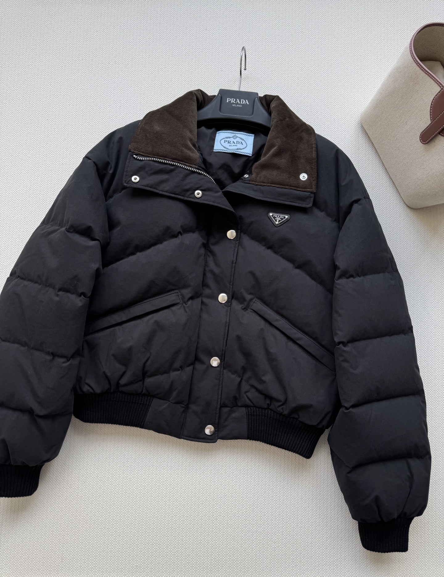 Prad*🆕（短款）25Fw秋冬新款 三角徽标立领府绸质感羽绒服短款夹克外套 原版开发！高版出品！以立领