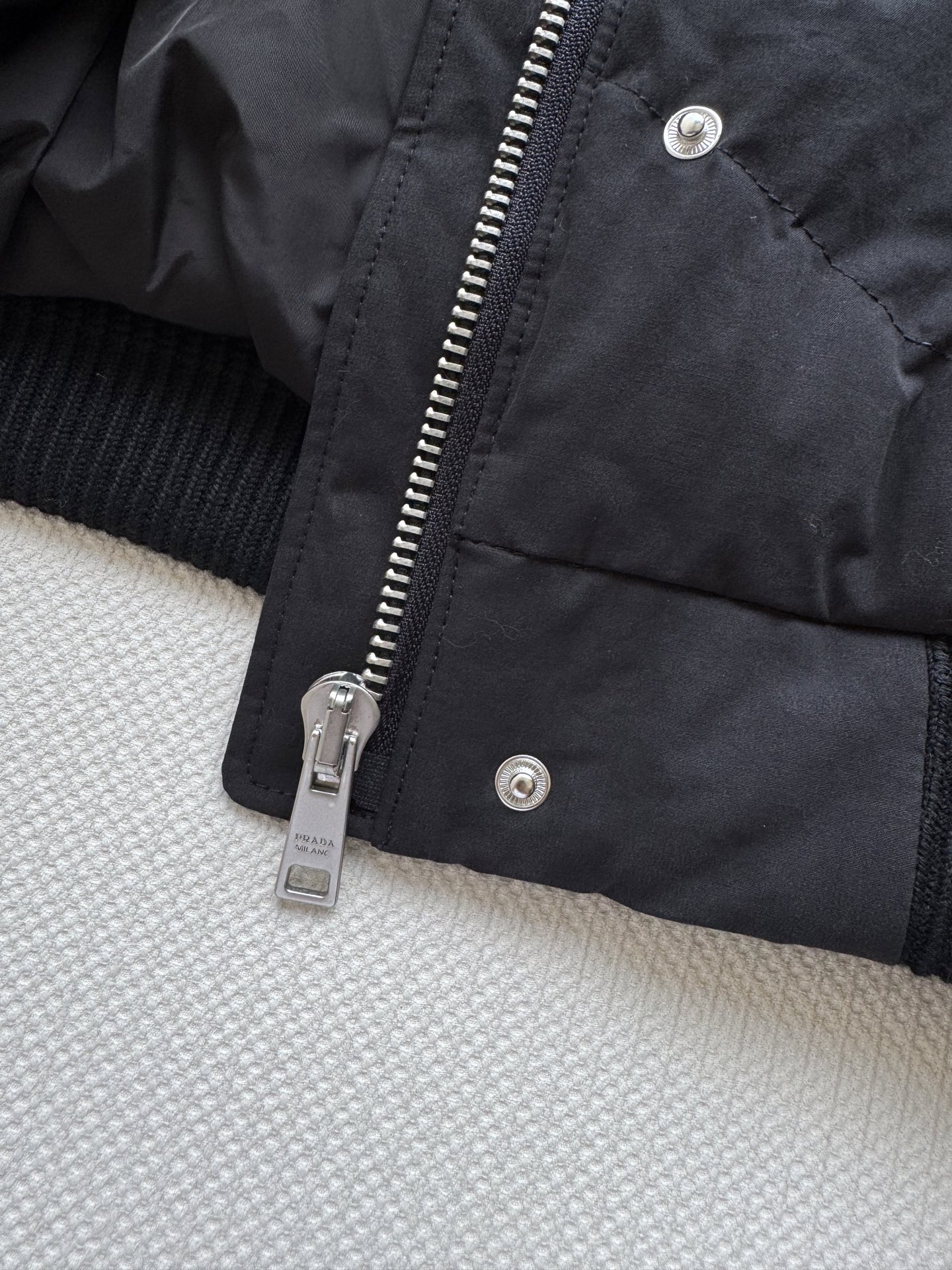 Prad*🆕（短款）25Fw秋冬新款 三角徽标立领府绸质感羽绒服短款夹克外套 原版开发！高版出品！以立领