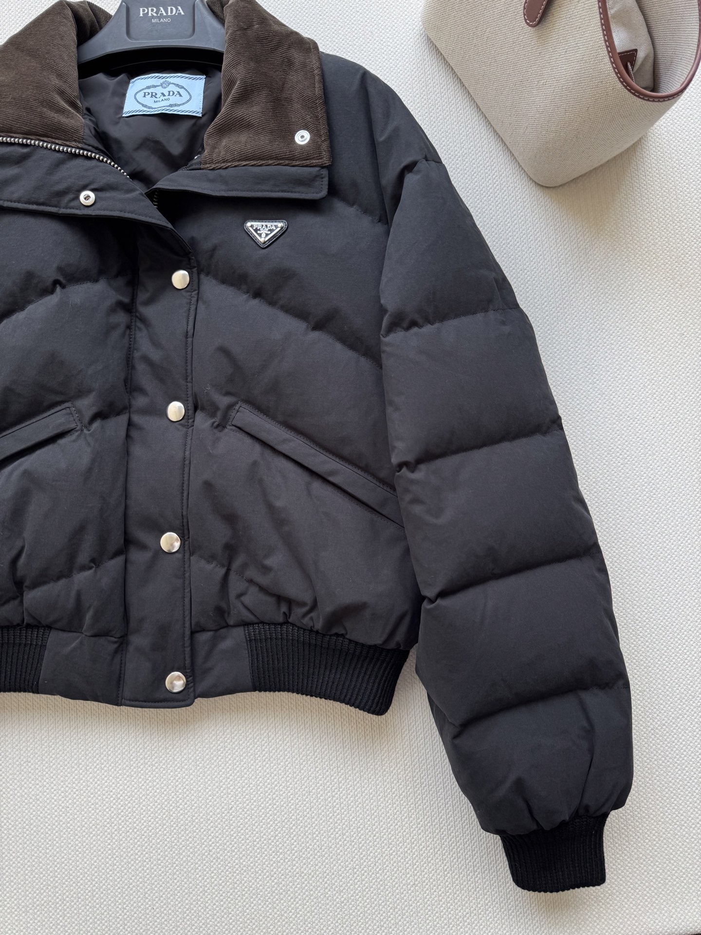 Prad*🆕（短款）25Fw秋冬新款 三角徽标立领府绸质感羽绒服短款夹克外套 原版开发！高版出品！以立领