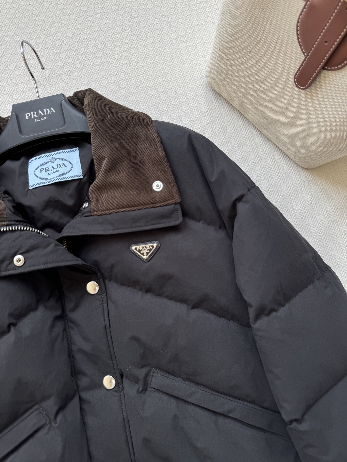 Prad*🆕（短款）25Fw秋冬新款 三角徽标立领府绸质感羽绒服短款夹克外套 原版开发！高版出品！以立领