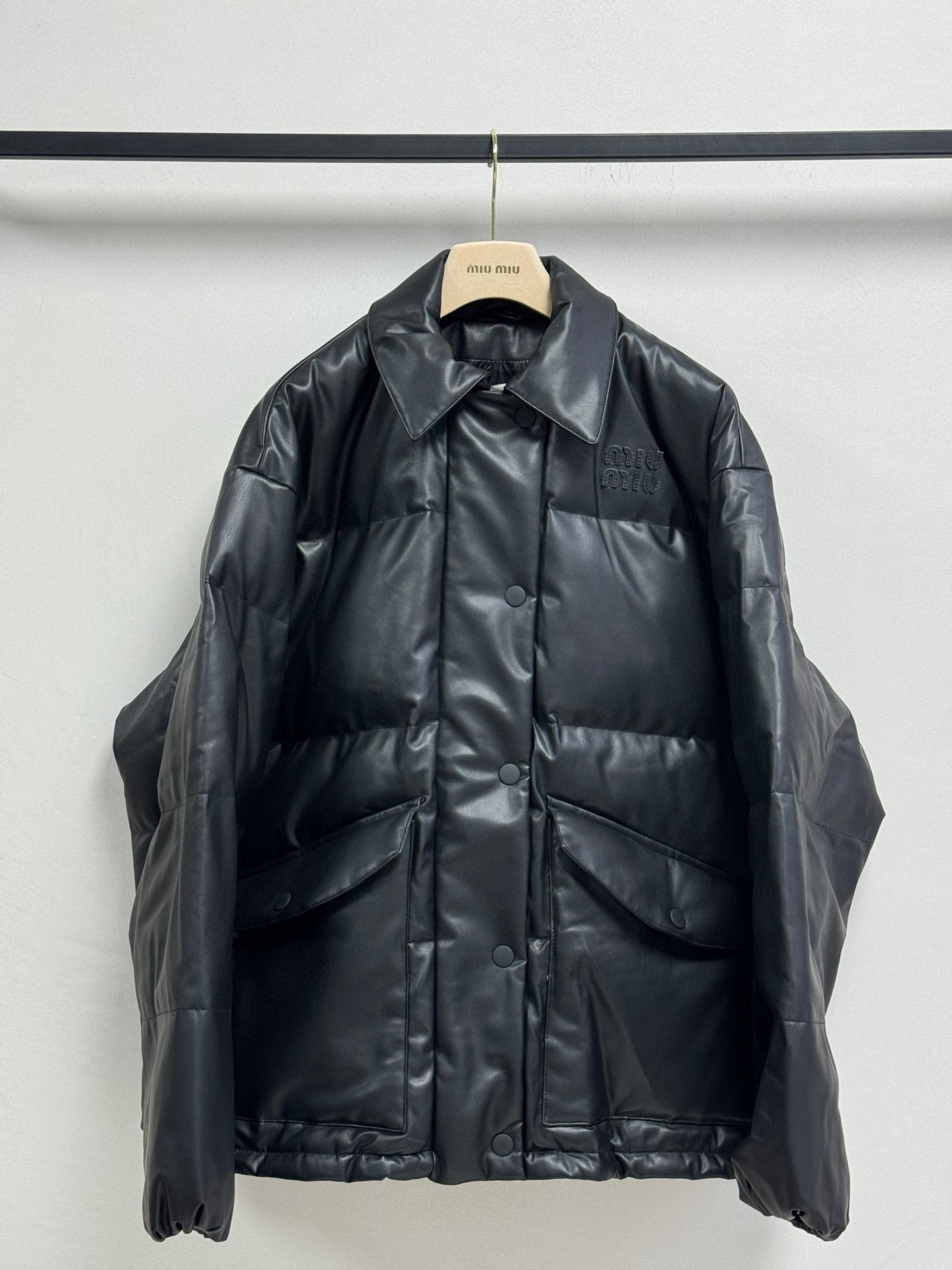 miumi*🆕秋冬新品 皮外套休闲拉链设计高级时髦又帅气!上身巨显瘦!立体裁版型百搭不挑人。五金属配件标