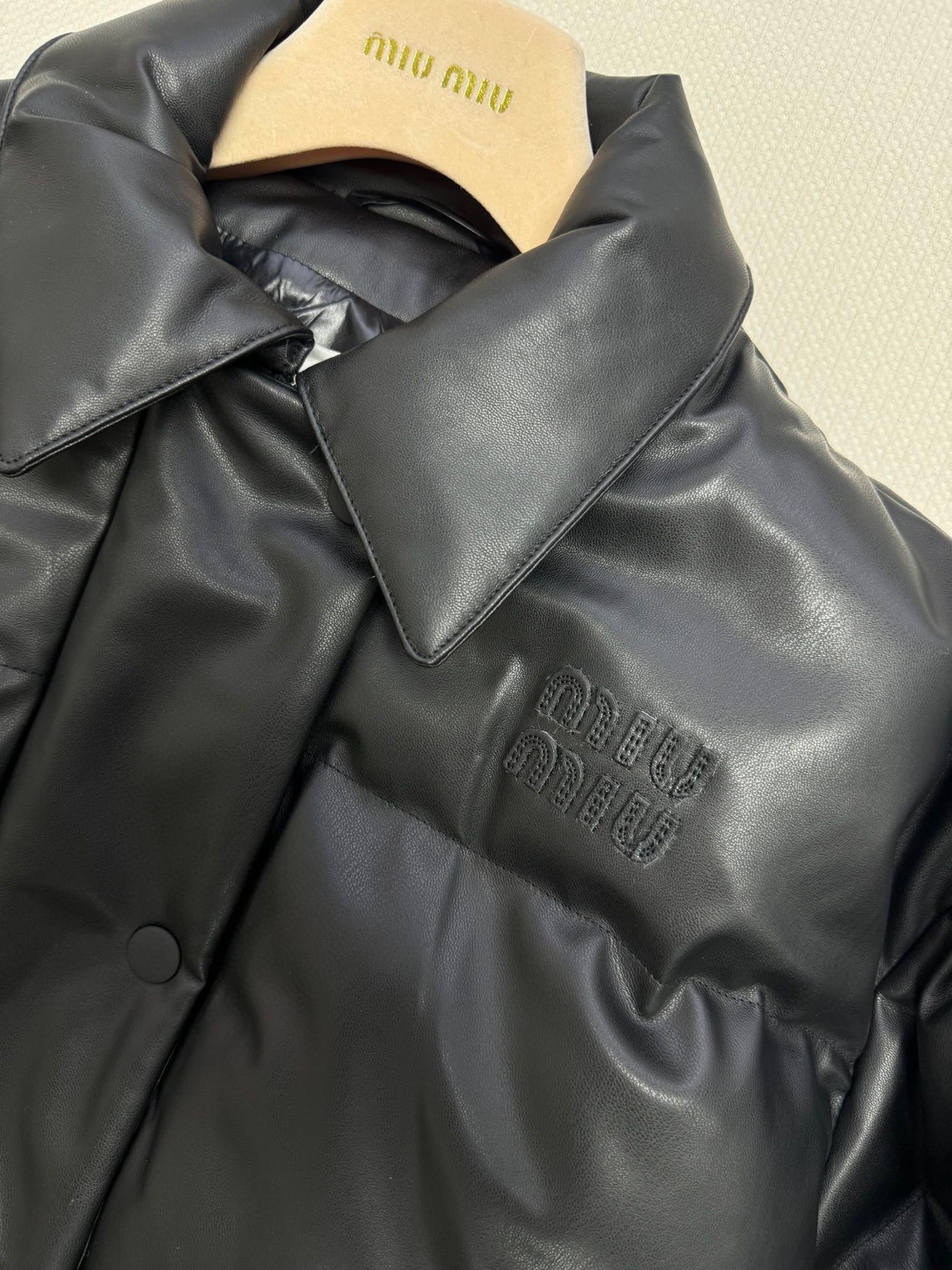 miumi*🆕秋冬新品 皮外套休闲拉链设计高级时髦又帅气!上身巨显瘦!立体裁版型百搭不挑人。五金属配件标