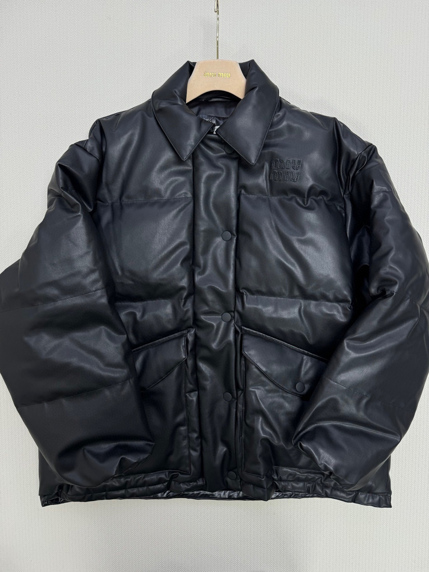 miumi*🆕秋冬新品 皮外套休闲拉链设计高级时髦又帅气!上身巨显瘦!立体裁版型百搭不挑人。五金属配件标