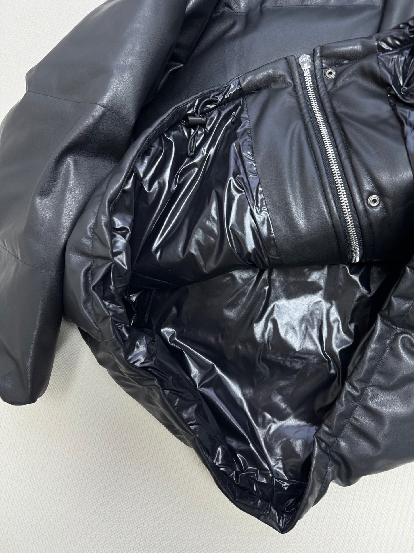 miumi*🆕秋冬新品 皮外套休闲拉链设计高级时髦又帅气!上身巨显瘦!立体裁版型百搭不挑人。五金属配件标