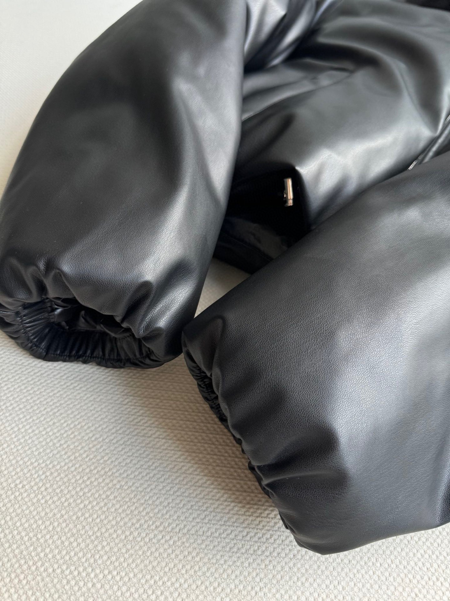 miumi*🆕秋冬新款❄️，真皮羽绒面包服！进口羊皮+90鹅绒，精选进口羊皮手感“绵密”细腻软糯，保暖不