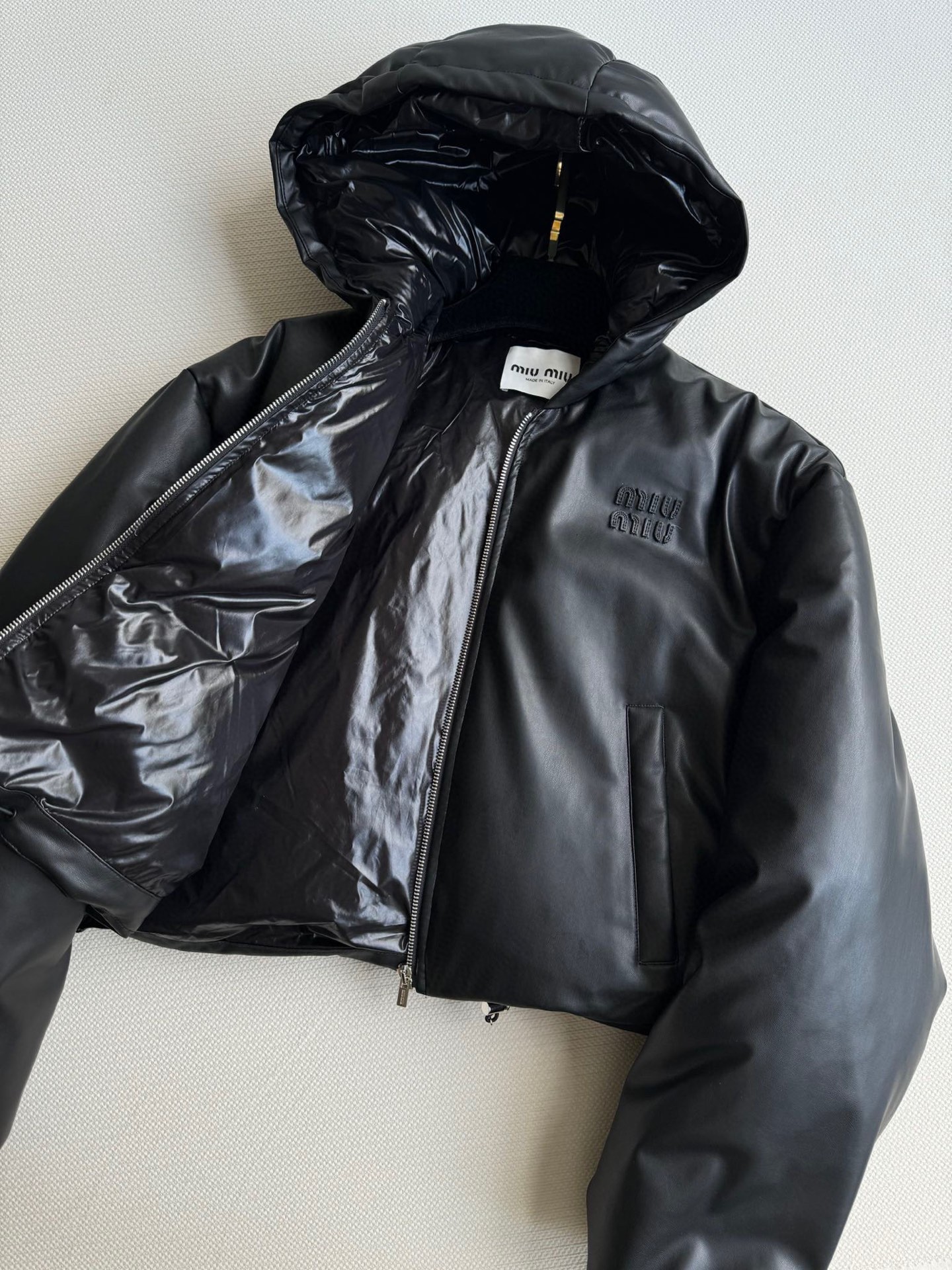 miumi*🆕秋冬新款❄️，真皮羽绒面包服！进口羊皮+90鹅绒，精选进口羊皮手感“绵密”细腻软糯，保暖不