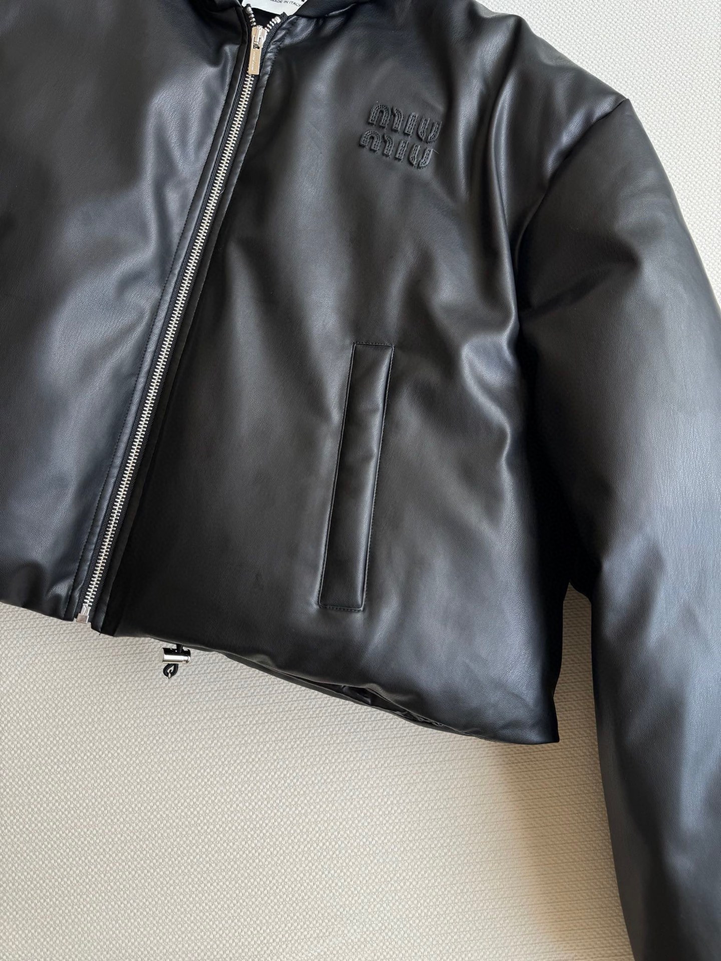 miumi*🆕秋冬新款❄️，真皮羽绒面包服！进口羊皮+90鹅绒，精选进口羊皮手感“绵密”细腻软糯，保暖不