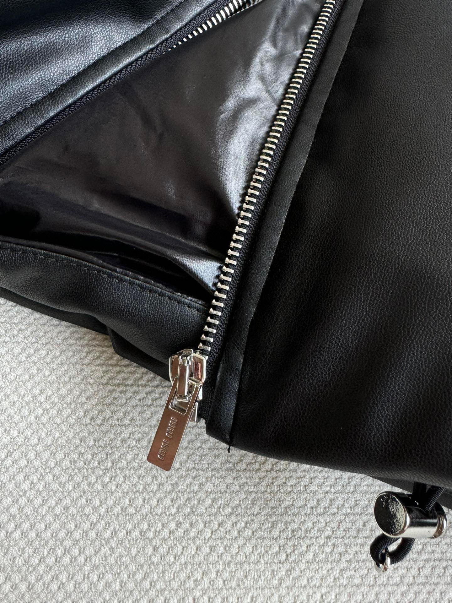 miumi*🆕秋冬新款❄️，真皮羽绒面包服！进口羊皮+90鹅绒，精选进口羊皮手感“绵密”细腻软糯，保暖不