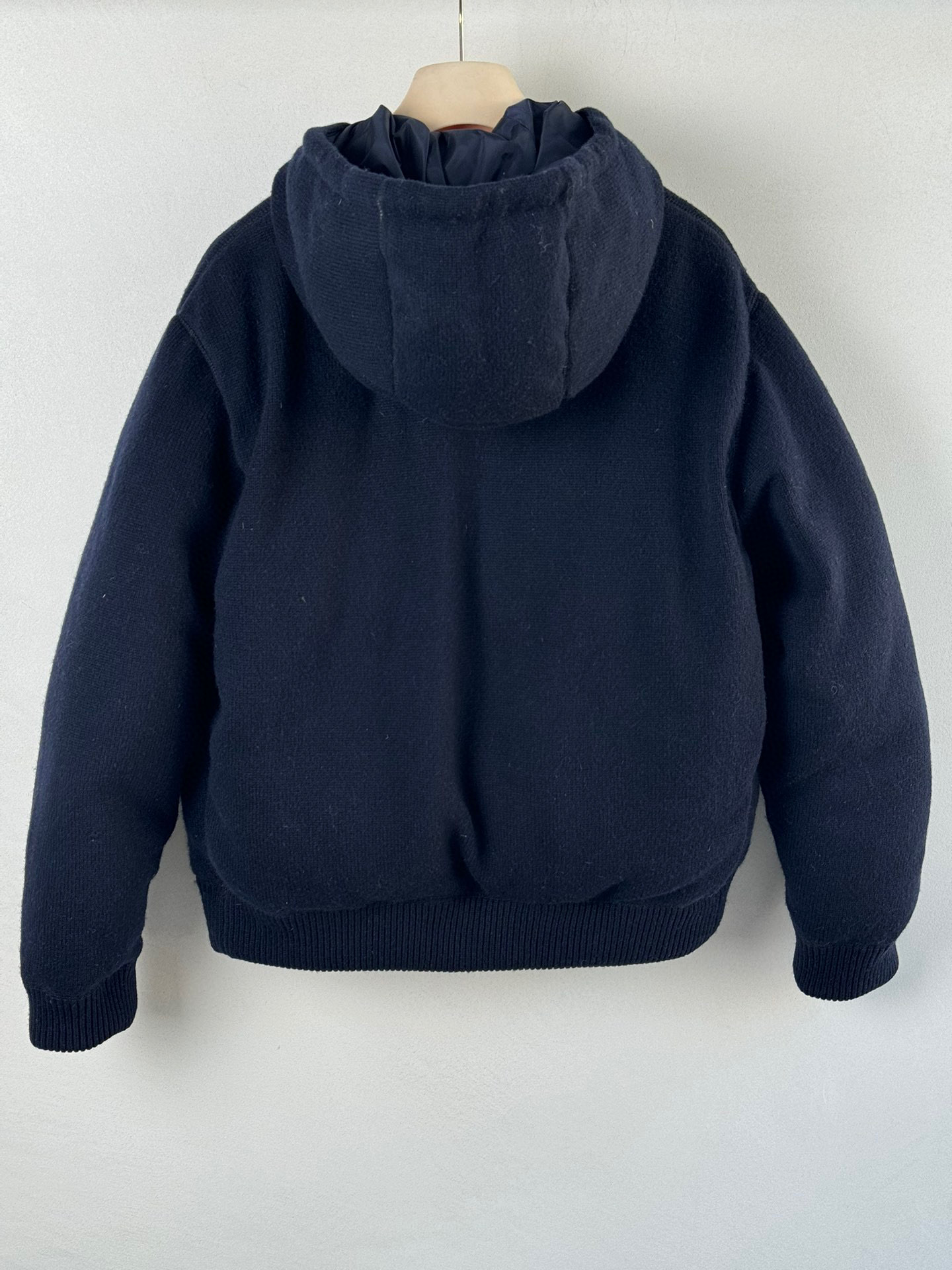 Miumi*🆕连帽羊绒羽绒服外套原版开发定制 五金配件细节全面到位 国标90白鹅➕羽毛绒填充 定制面料轻