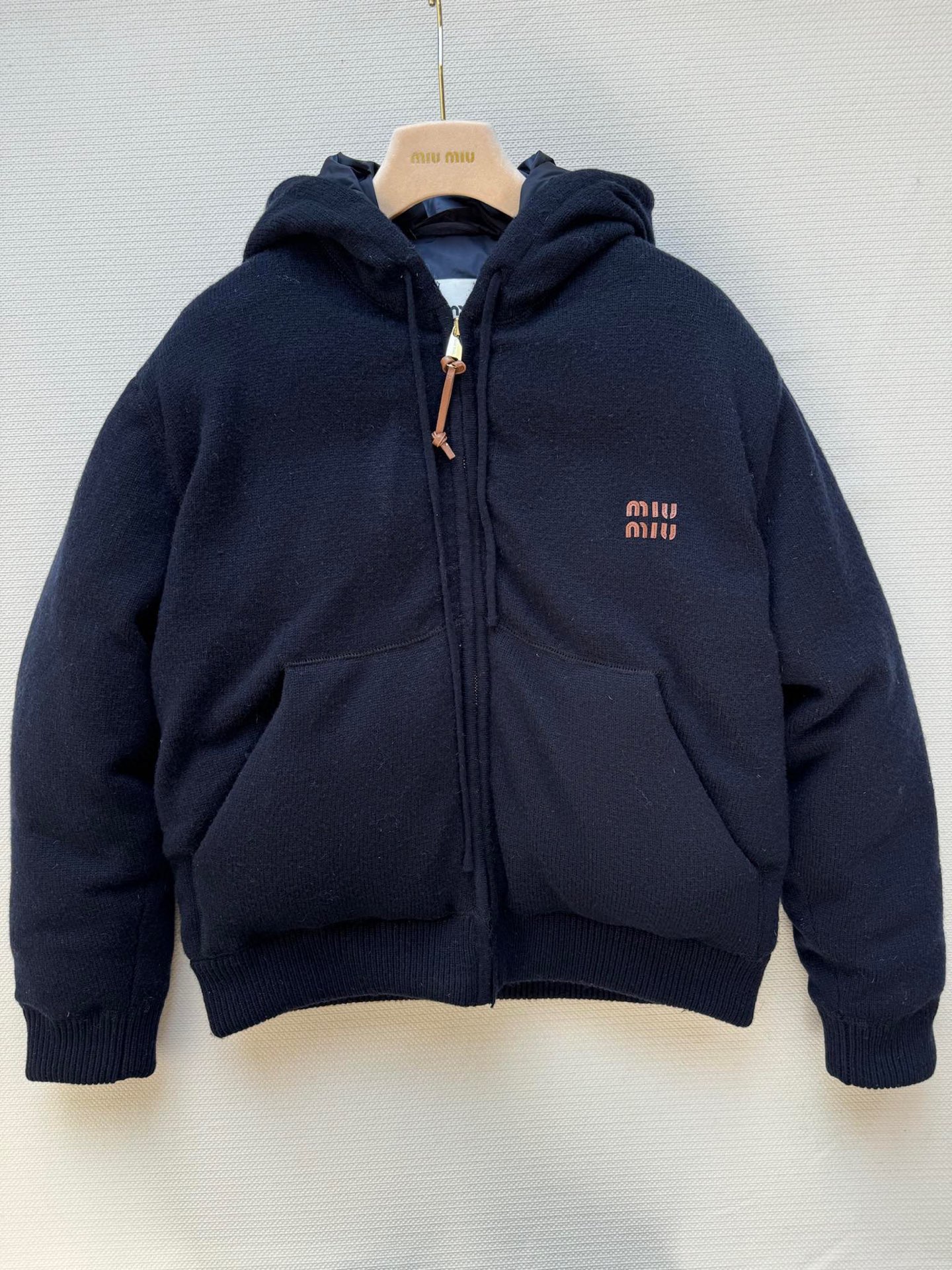 Miumi*🆕连帽羊绒羽绒服外套原版开发定制 五金配件细节全面到位 国标90白鹅➕羽毛绒填充 定制面料轻