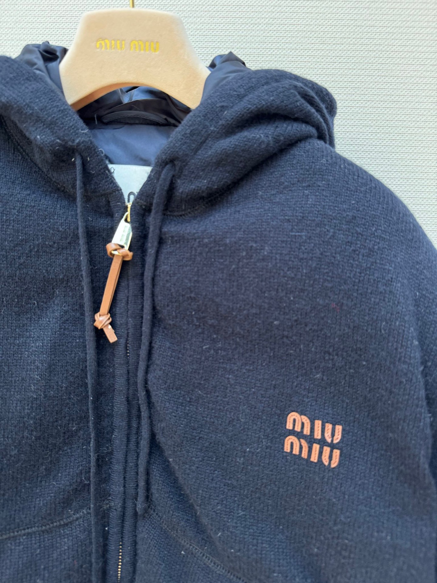 Miumi*🆕连帽羊绒羽绒服外套原版开发定制 五金配件细节全面到位 国标90白鹅➕羽毛绒填充 定制面料轻