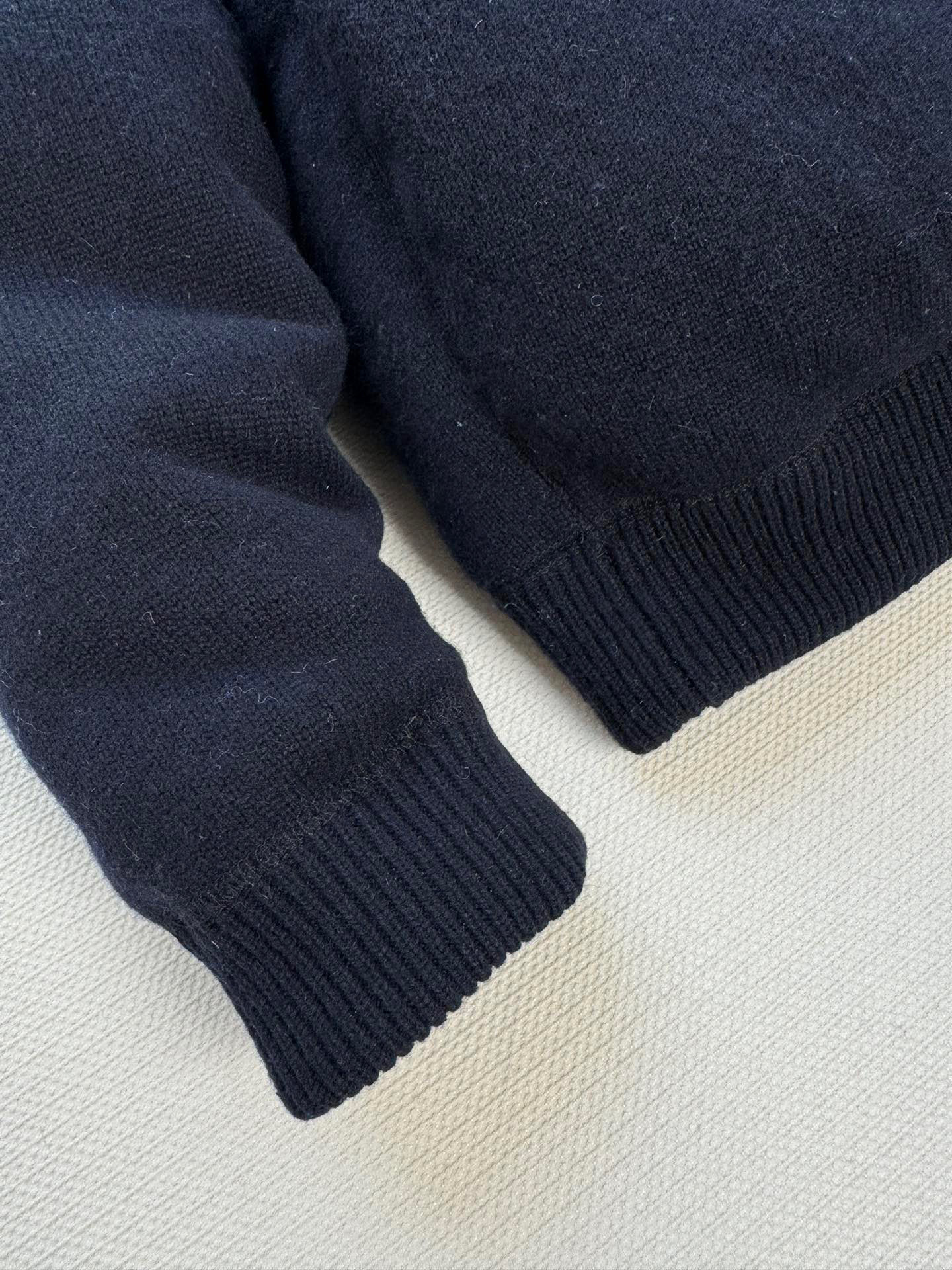 Miumi*🆕连帽羊绒羽绒服外套原版开发定制 五金配件细节全面到位 国标90白鹅➕羽毛绒填充 定制面料轻