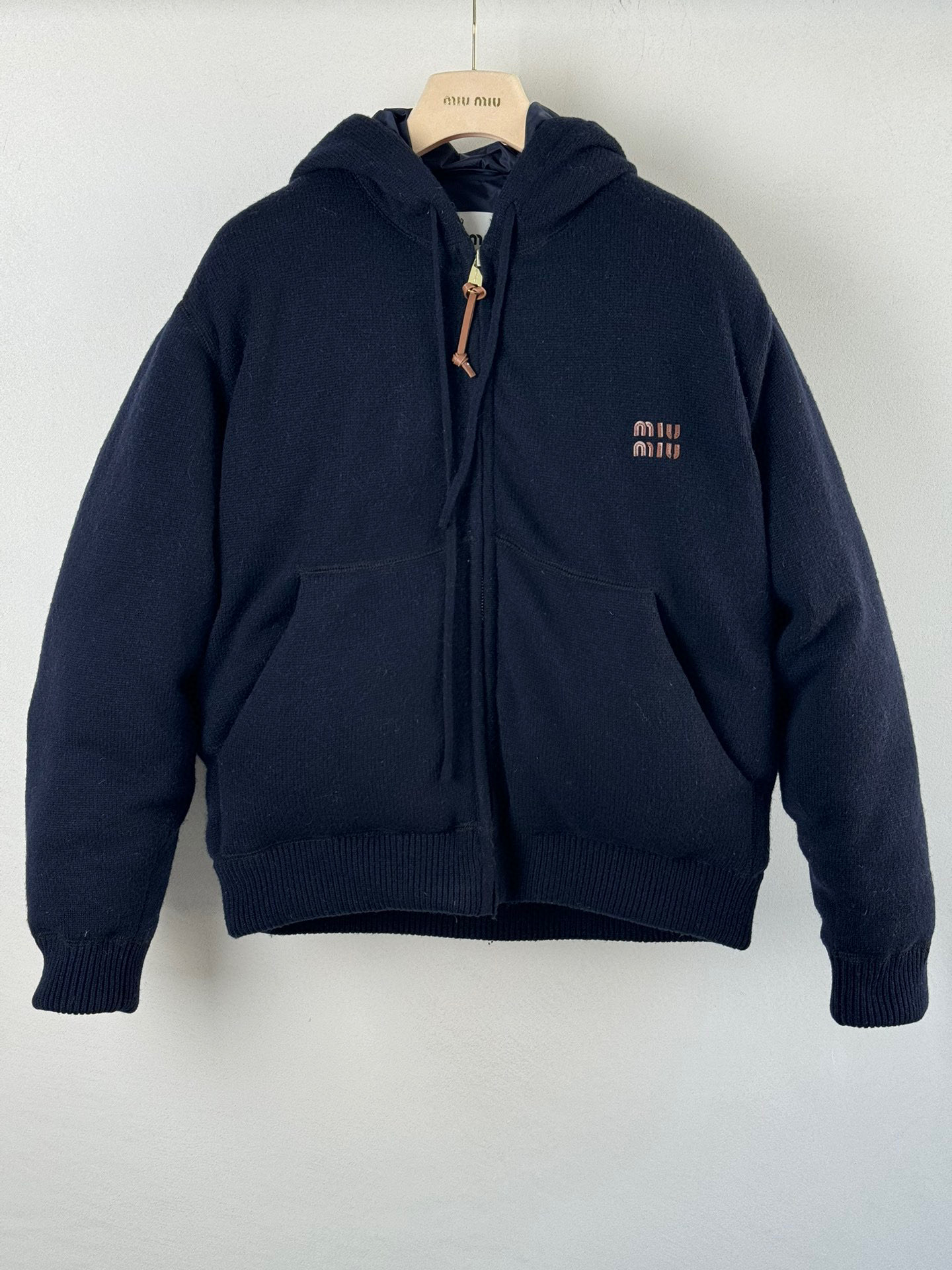 Miumi*🆕连帽羊绒羽绒服外套原版开发定制 五金配件细节全面到位 国标90白鹅➕羽毛绒填充 定制面料轻