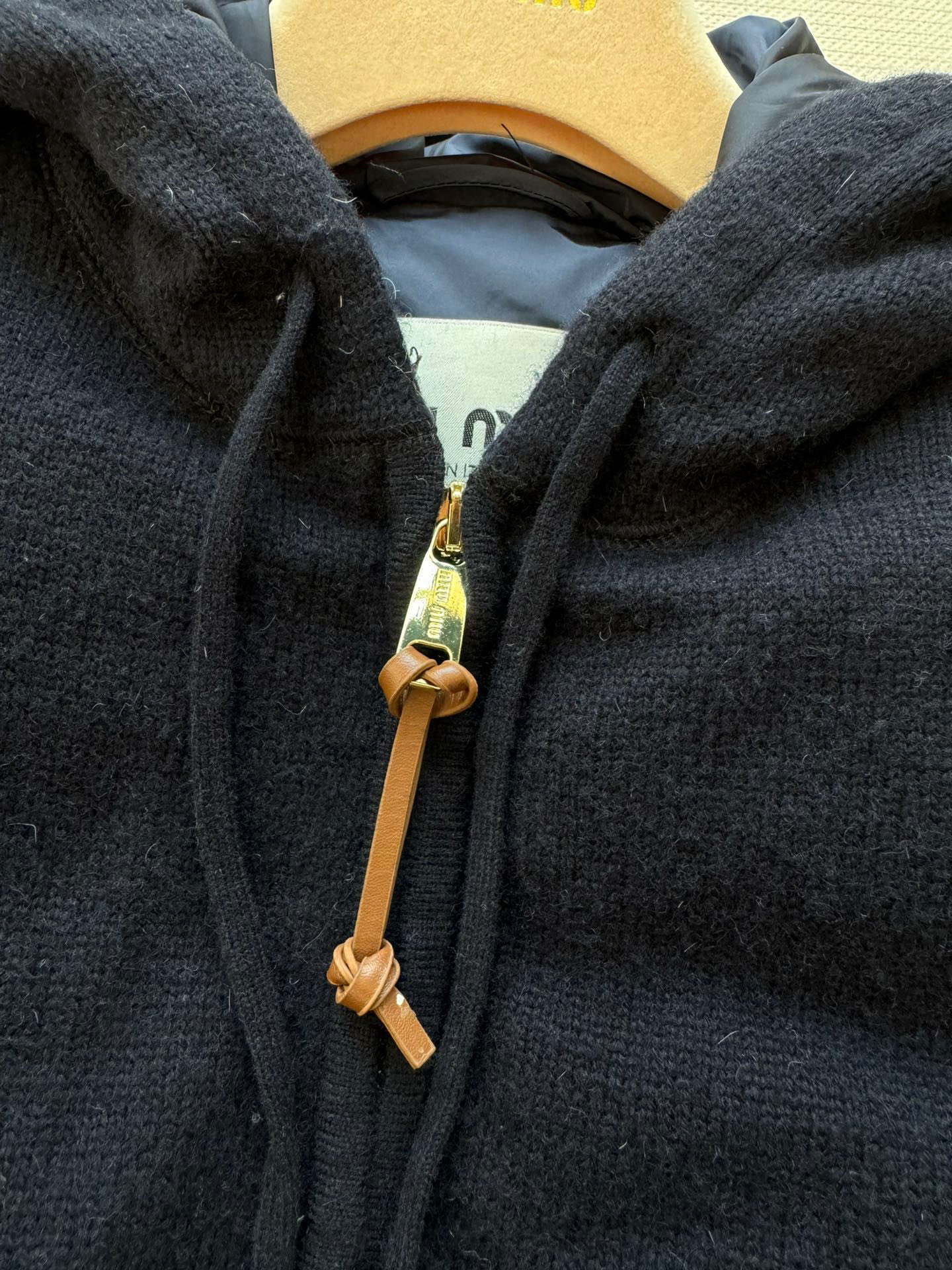 Miumi*🆕连帽羊绒羽绒服外套原版开发定制 五金配件细节全面到位 国标90白鹅➕羽毛绒填充 定制面料轻