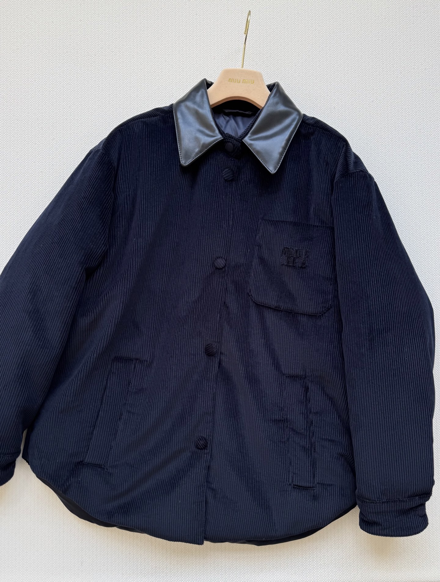 Miumi* 🆕25Fw秋冬新款 皮领落肩单排扣宽松 原版开发 高版出品！甄选复古质感的灯芯绒面料，软糯