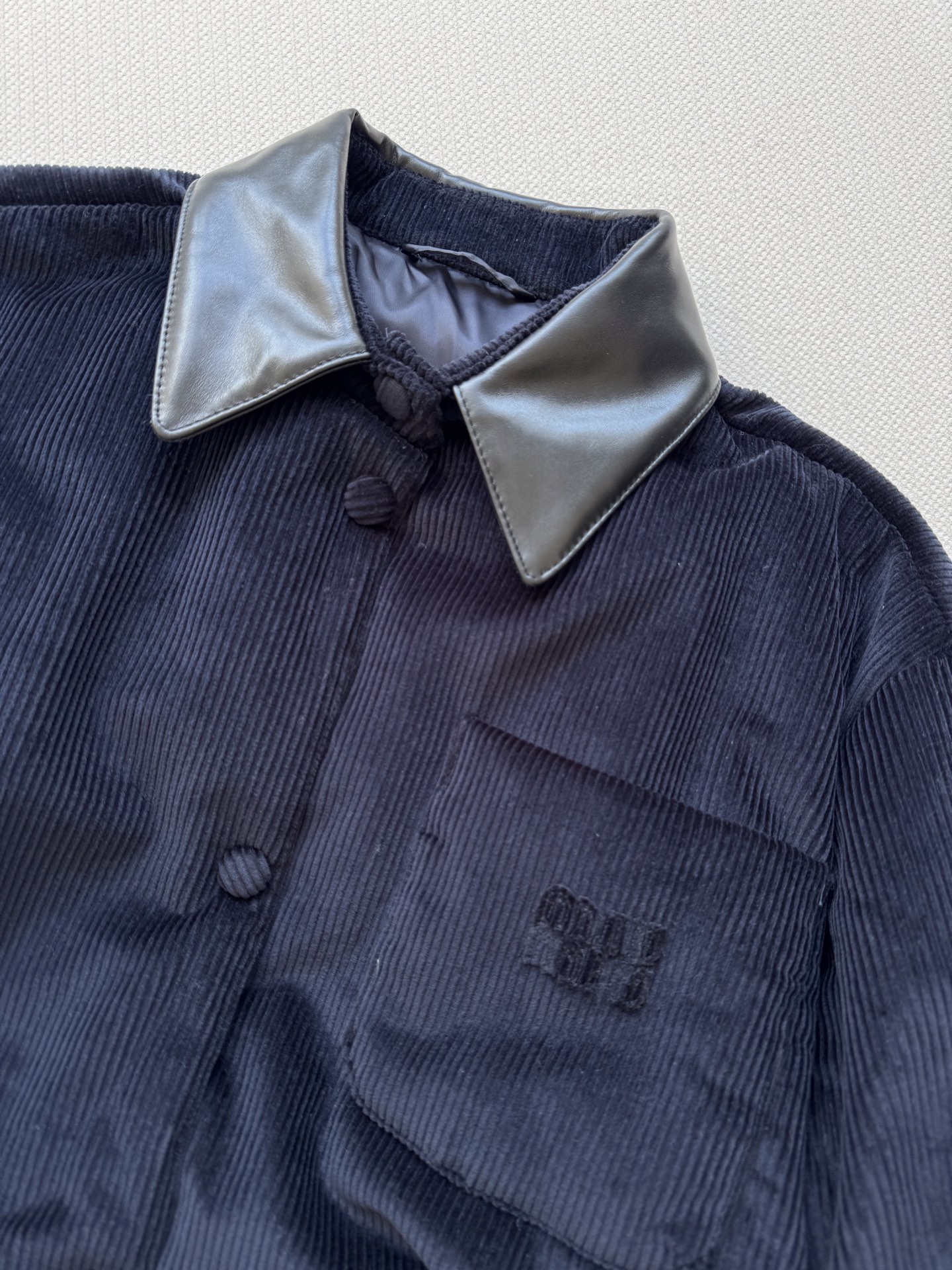 Miumi* 🆕25Fw秋冬新款 皮领落肩单排扣宽松 原版开发 高版出品！甄选复古质感的灯芯绒面料，软糯