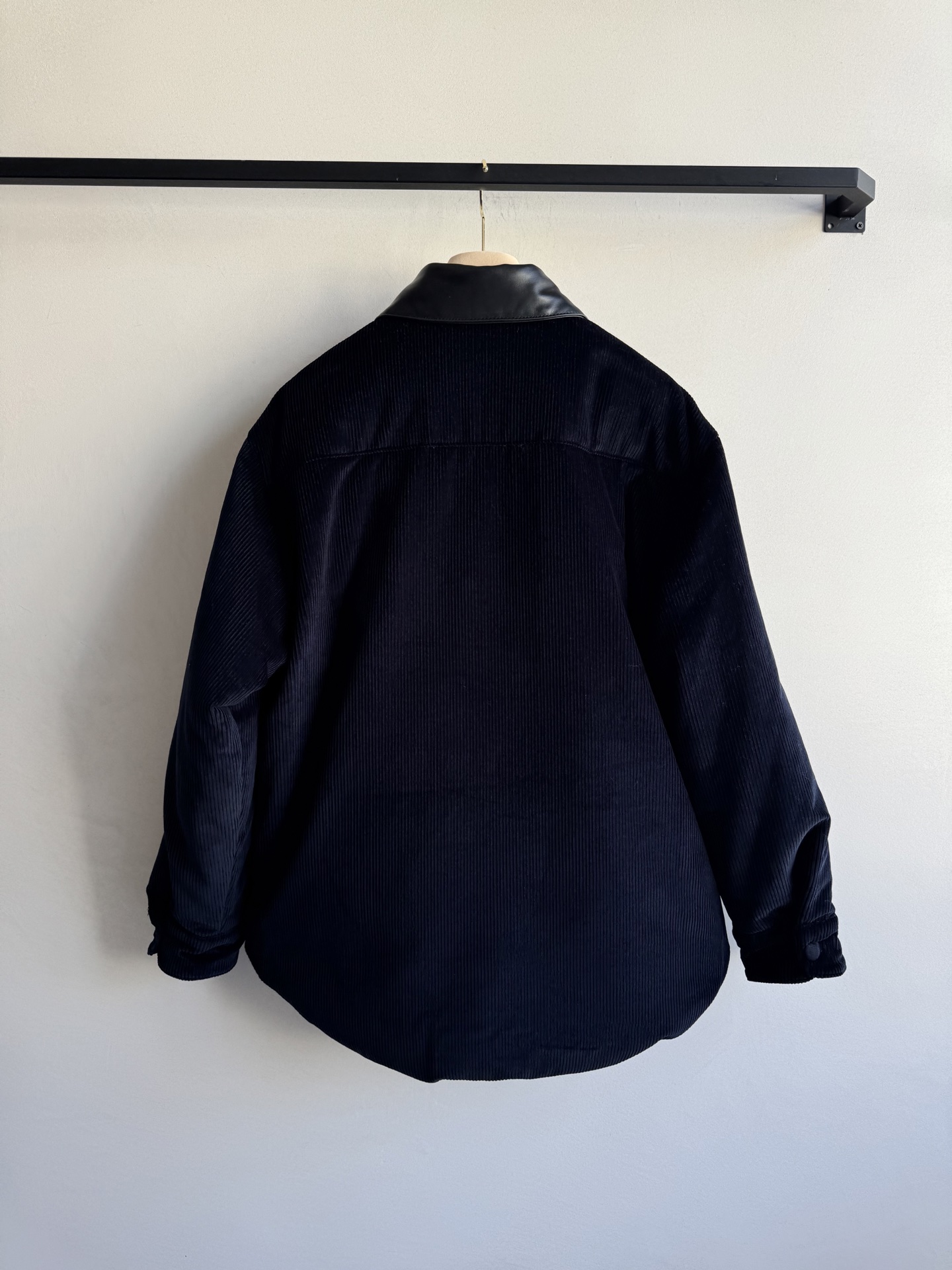 Miumi* 🆕25Fw秋冬新款 皮领落肩单排扣宽松 原版开发 高版出品！甄选复古质感的灯芯绒面料，软糯