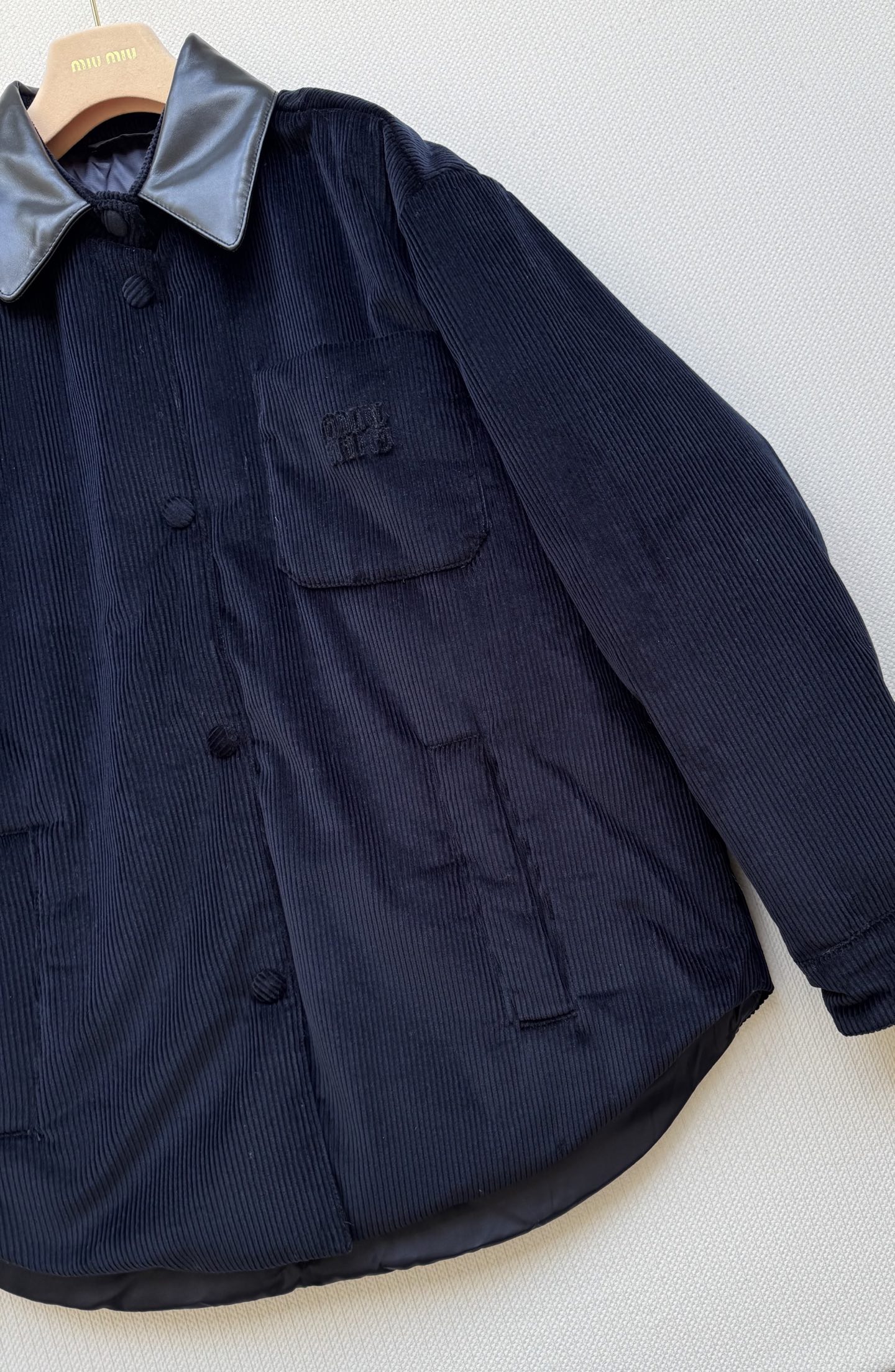 Miumi* 🆕25Fw秋冬新款 皮领落肩单排扣宽松 原版开发 高版出品！甄选复古质感的灯芯绒面料，软糯