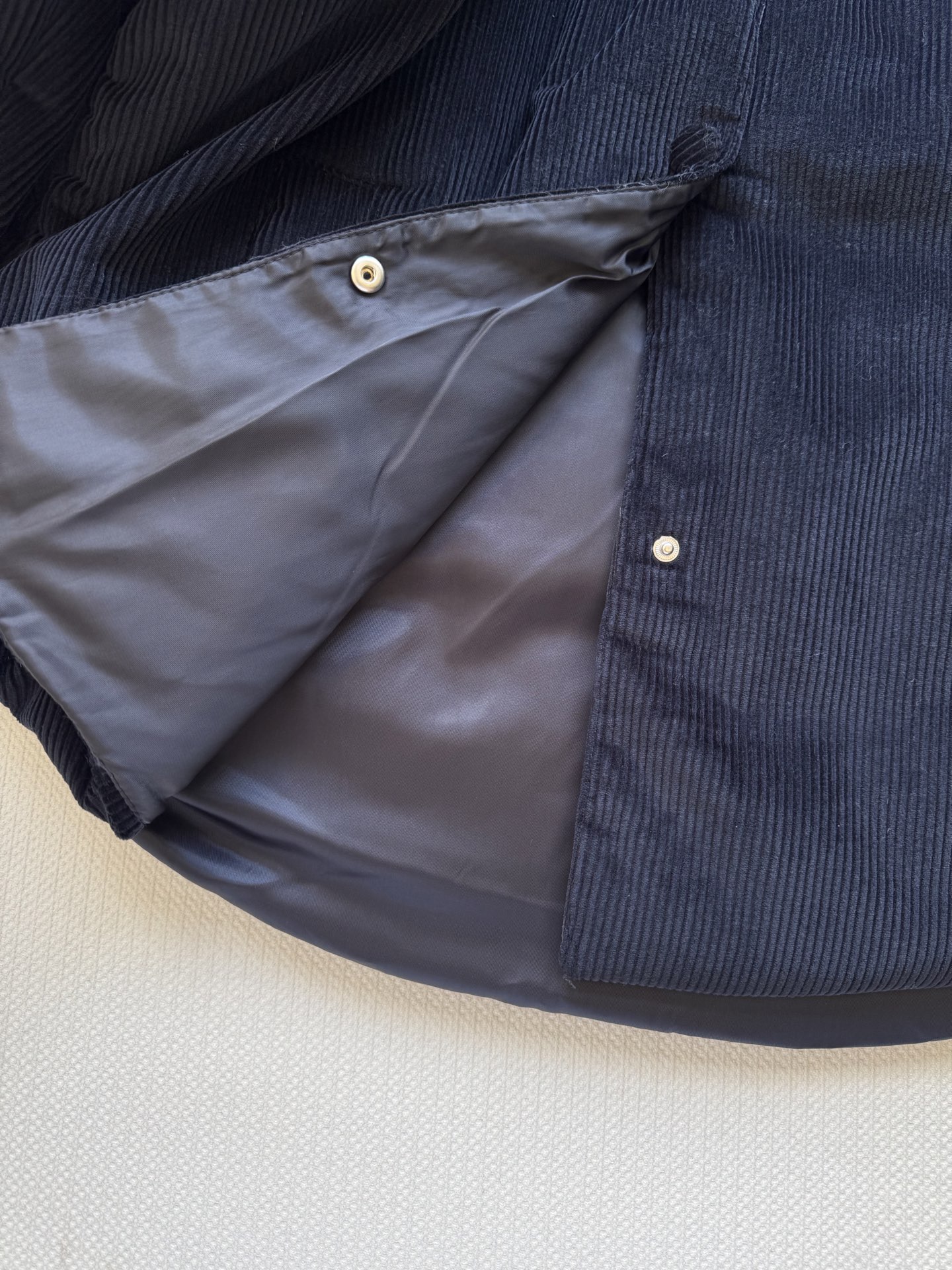 Miumi* 🆕25Fw秋冬新款 皮领落肩单排扣宽松 原版开发 高版出品！甄选复古质感的灯芯绒面料，软糯