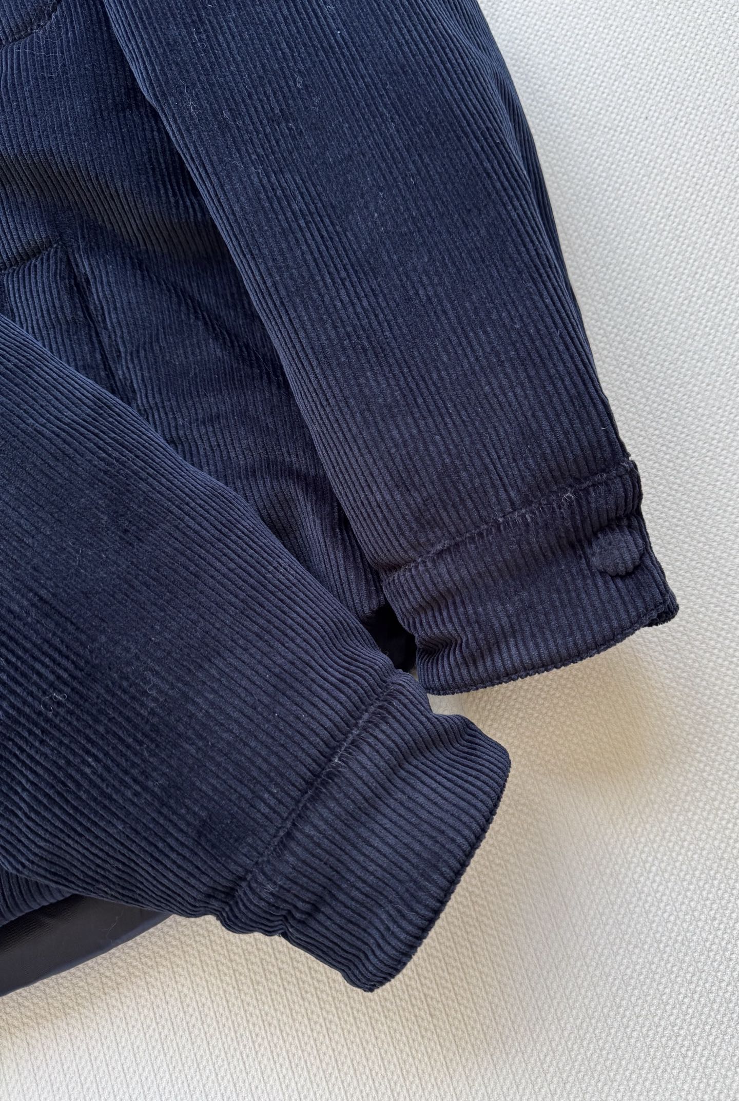 Miumi* 🆕25Fw秋冬新款 皮领落肩单排扣宽松 原版开发 高版出品！甄选复古质感的灯芯绒面料，软糯