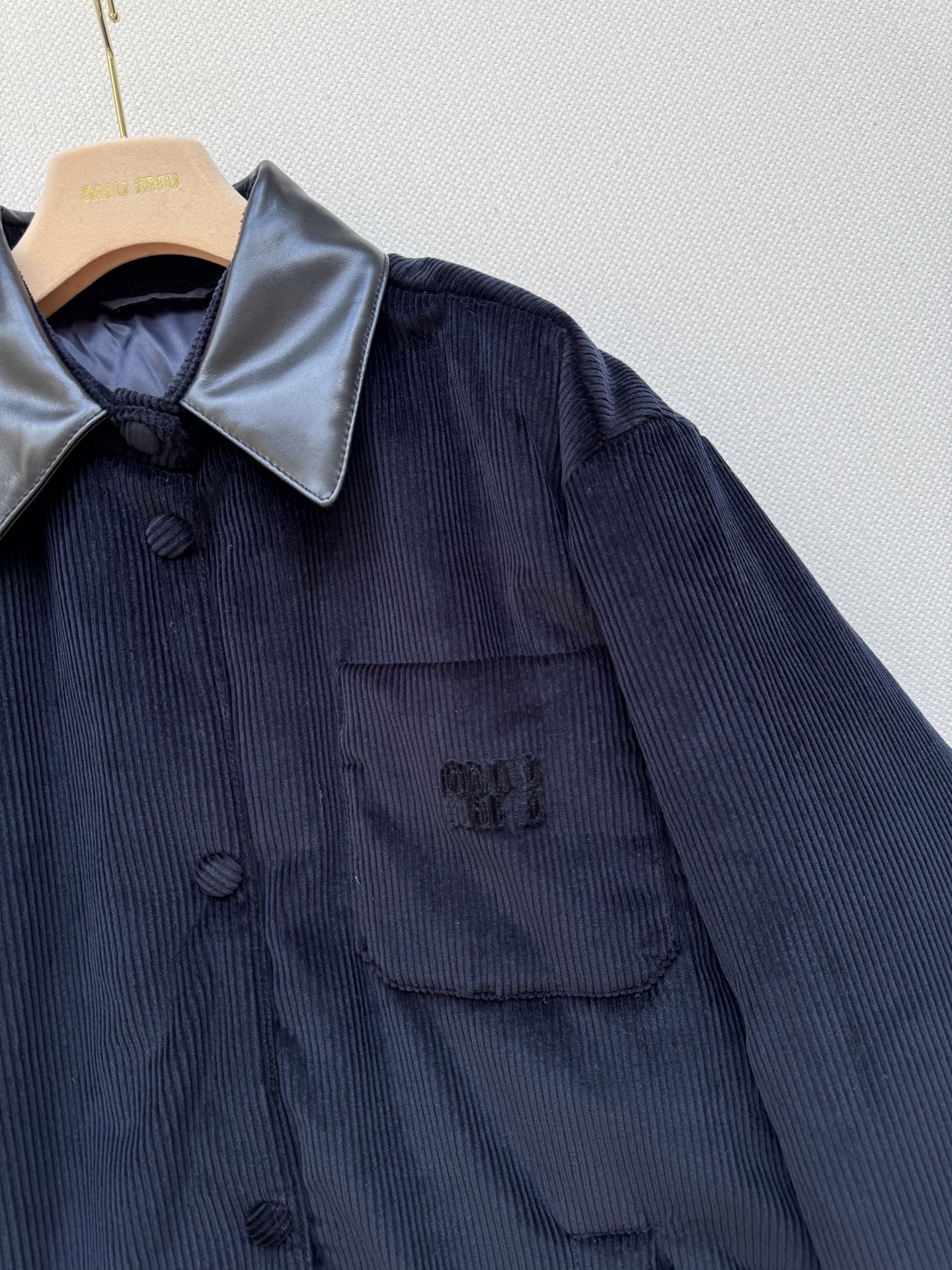 Miumi* 🆕25Fw秋冬新款 皮领落肩单排扣宽松 原版开发 高版出品！甄选复古质感的灯芯绒面料，软糯