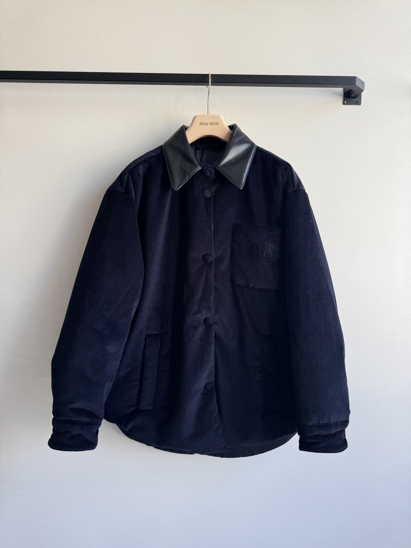 Miumi* 🆕25Fw秋冬新款 皮领落肩单排扣宽松 原版开发 高版出品！甄选复古质感的灯芯绒面料，软糯