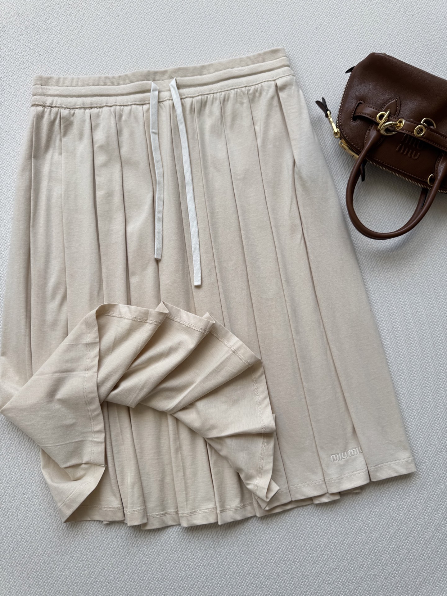 Miumi*🆕25Fw早秋新款 微标刺绣棉质百褶半裙原版开发！高版出品！棉质丝棉面料 饰有品牌标识刺绣徽
