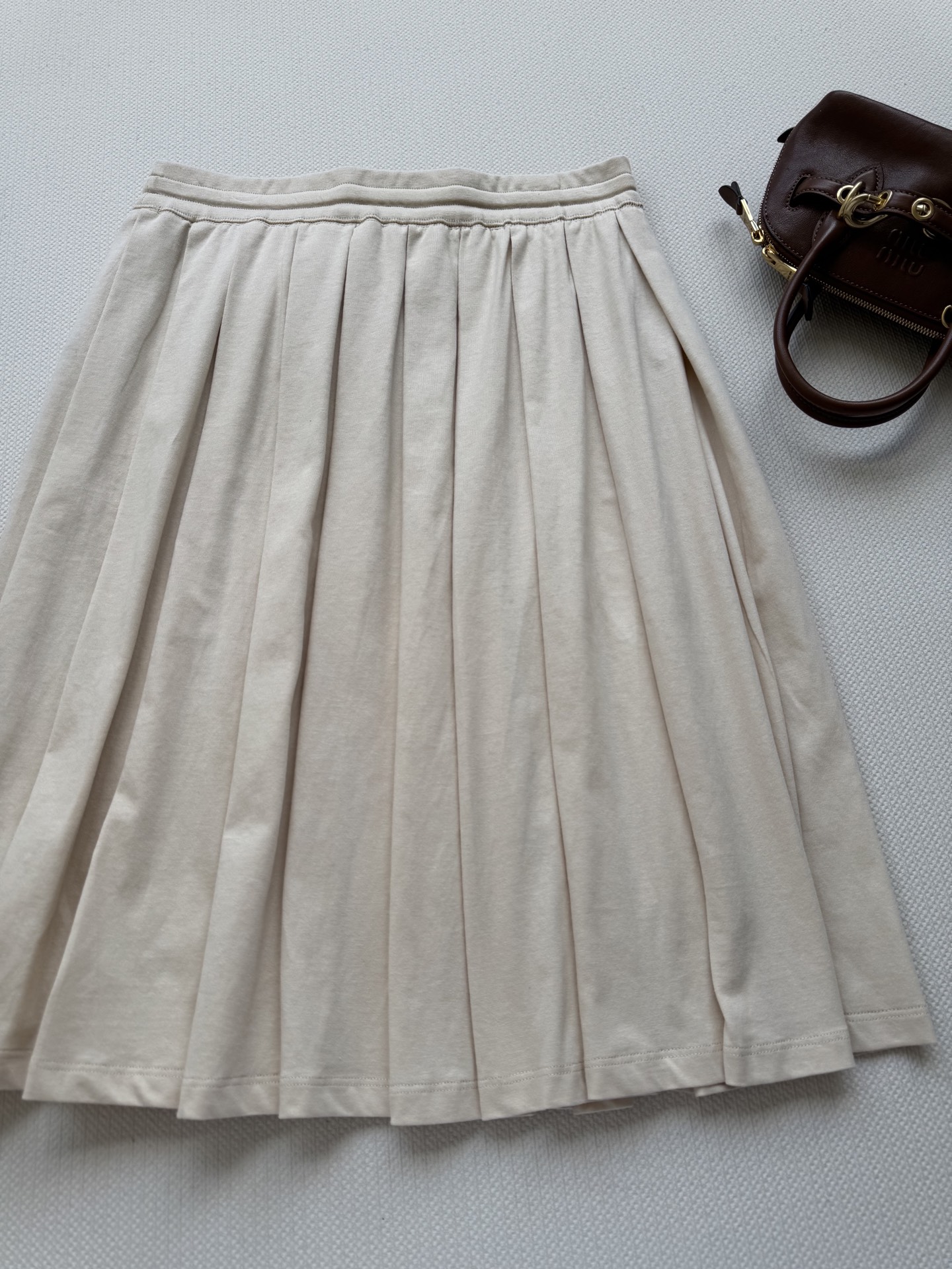 Miumi*🆕25Fw早秋新款 微标刺绣棉质百褶半裙原版开发！高版出品！棉质丝棉面料 饰有品牌标识刺绣徽