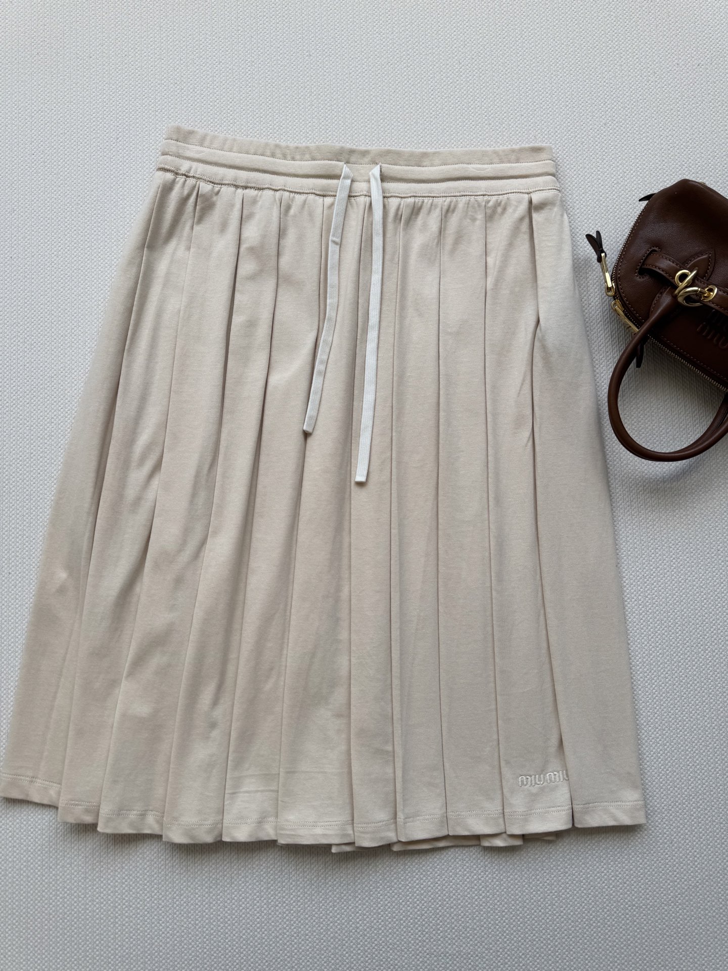 Miumi*🆕25Fw早秋新款 微标刺绣棉质百褶半裙原版开发！高版出品！棉质丝棉面料 饰有品牌标识刺绣徽