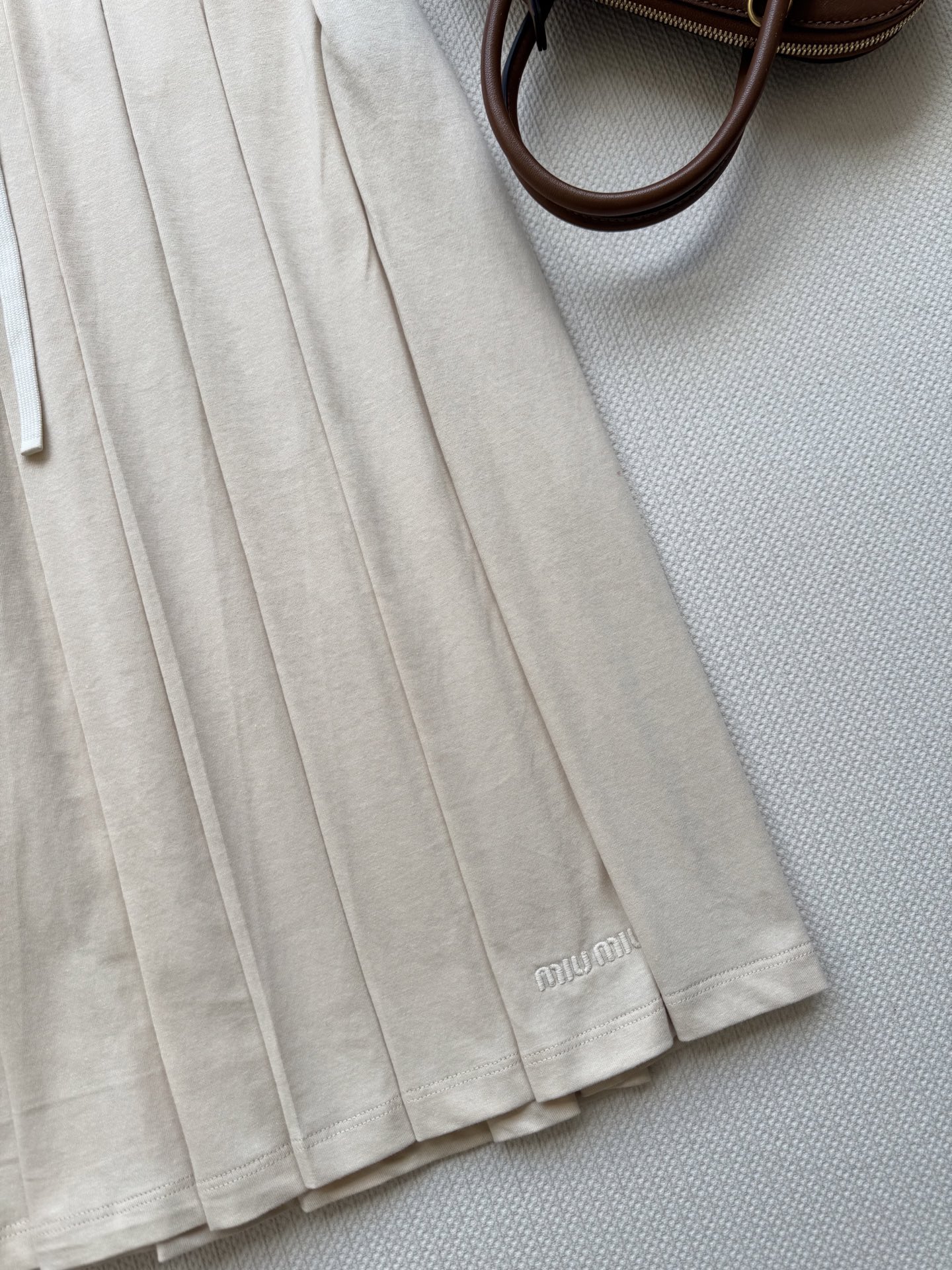 Miumi*🆕25Fw早秋新款 微标刺绣棉质百褶半裙原版开发！高版出品！棉质丝棉面料 饰有品牌标识刺绣徽