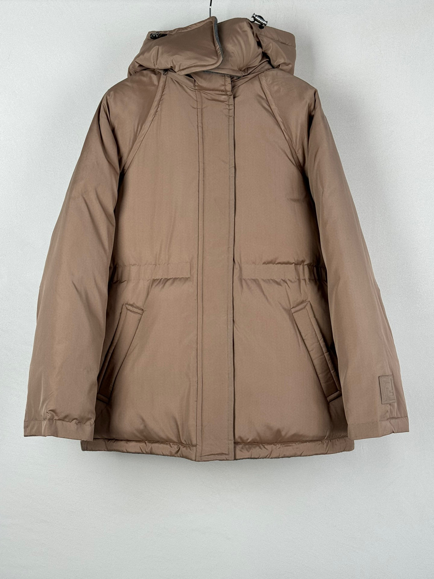 Fend*🆕双面穿经典版型羽绒服。新款最好看的配色 很保暖的一款羽绒服低调又高级经典造型 一面是定制细致