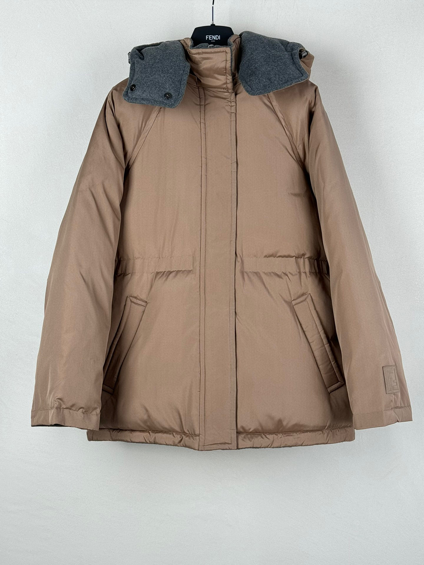 Fend*🆕双面穿经典版型羽绒服。新款最好看的配色 很保暖的一款羽绒服低调又高级经典造型 一面是定制细致