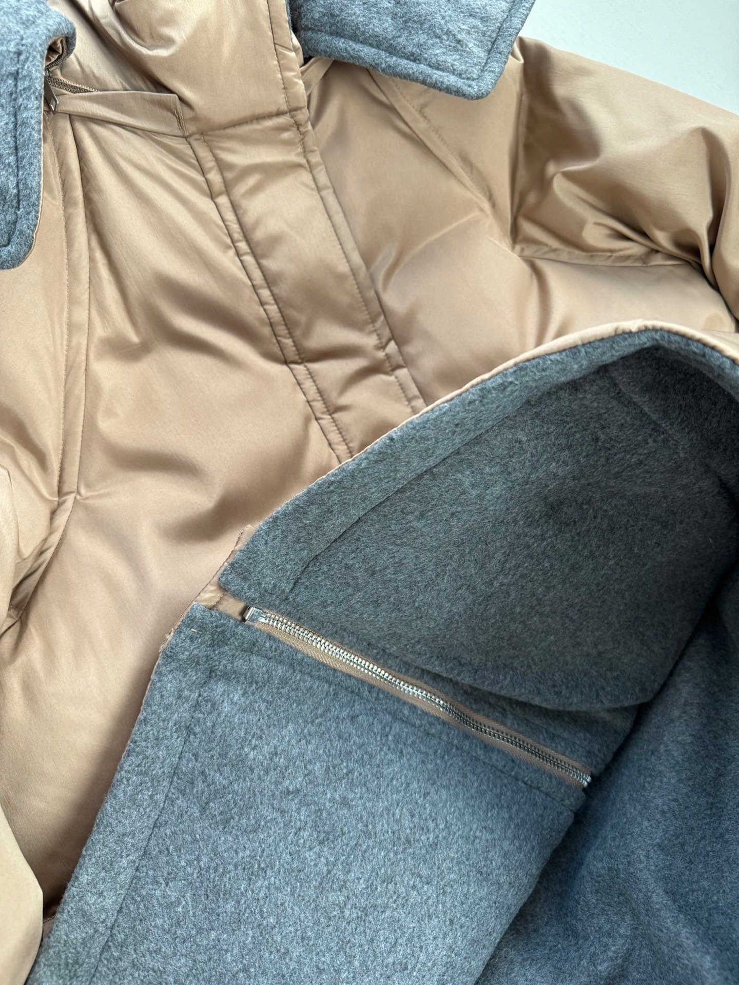 Fend*🆕双面穿经典版型羽绒服。新款最好看的配色 很保暖的一款羽绒服低调又高级经典造型 一面是定制细致