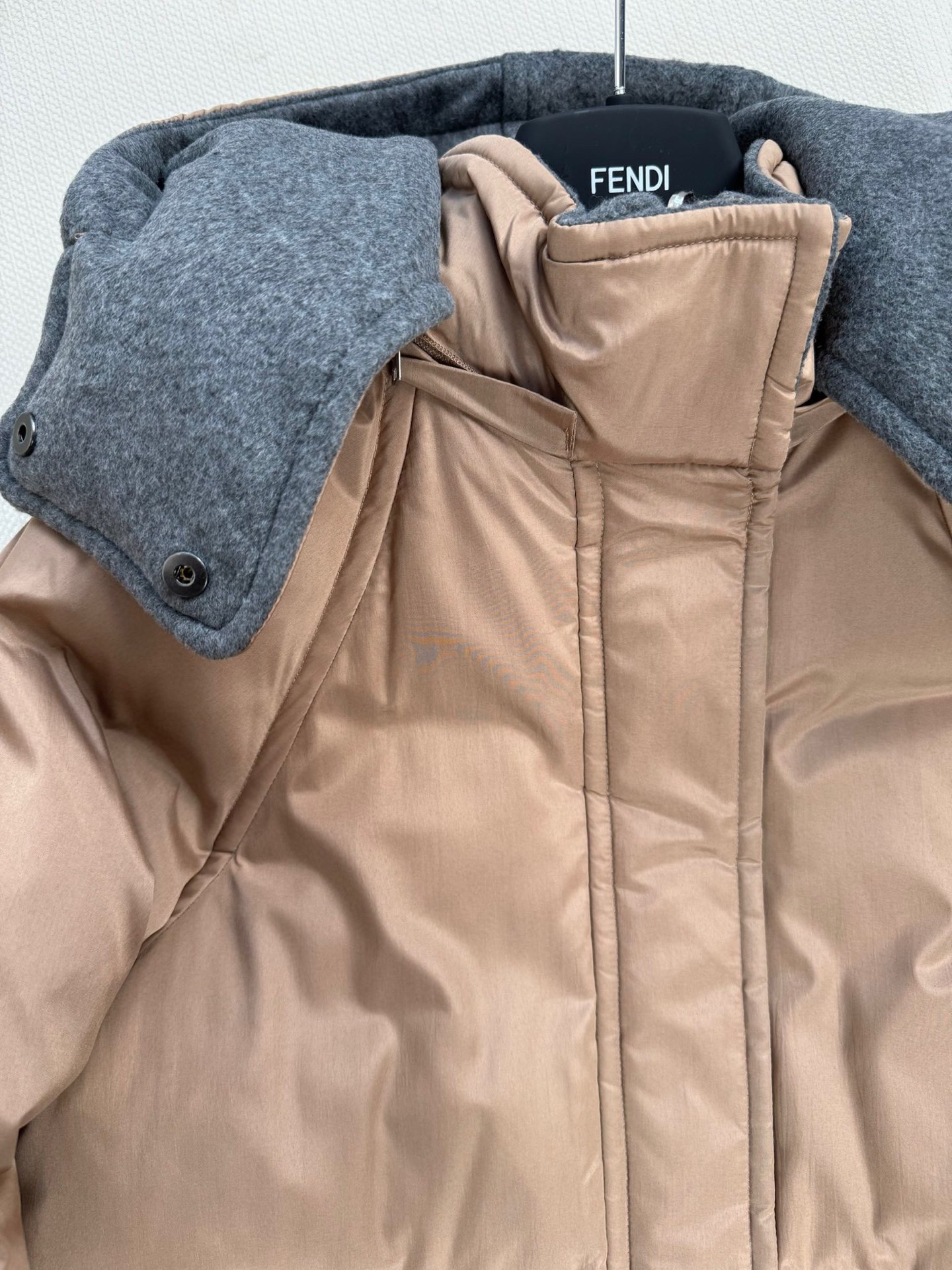 Fend*🆕双面穿经典版型羽绒服。新款最好看的配色 很保暖的一款羽绒服低调又高级经典造型 一面是定制细致