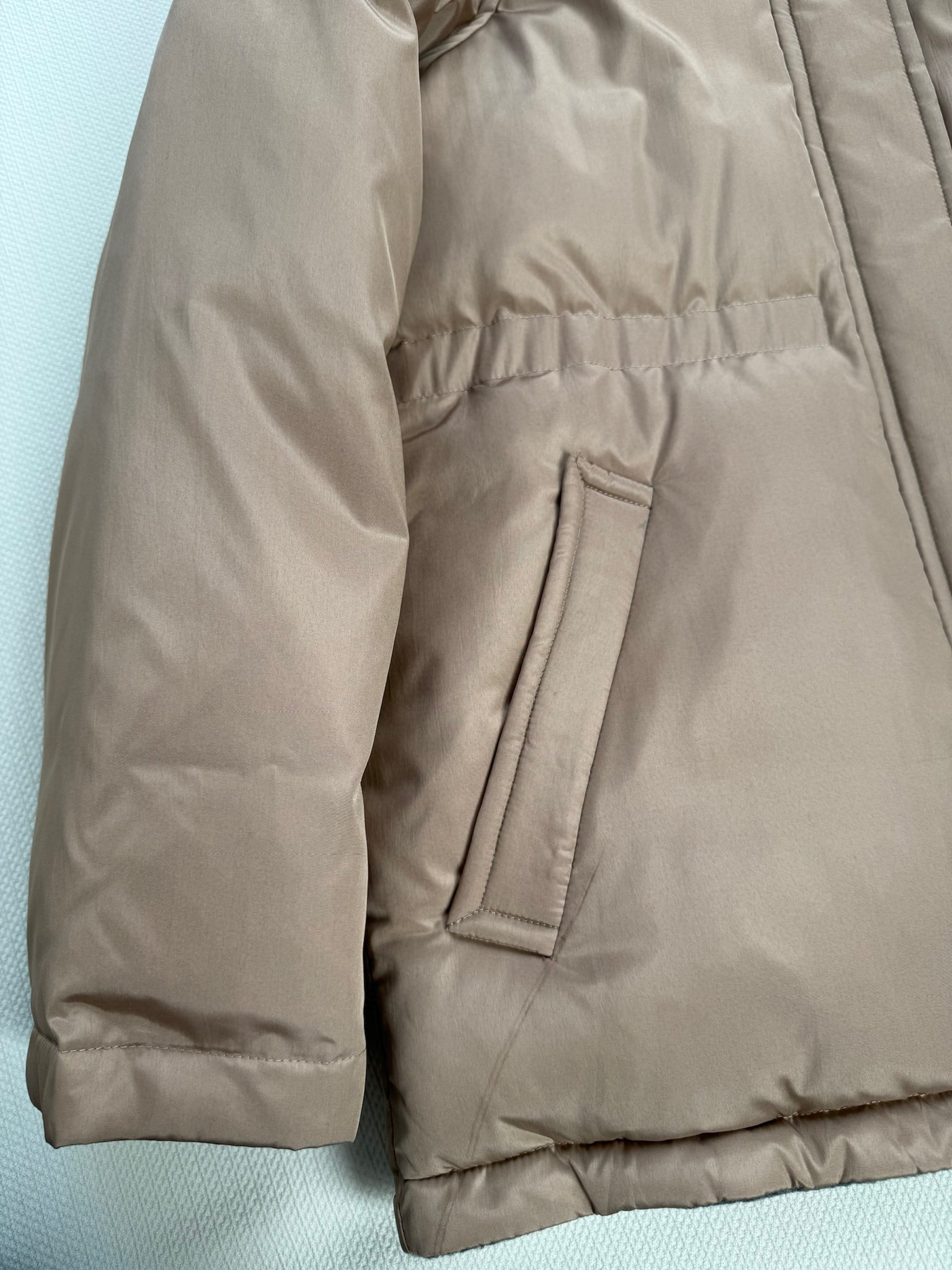 Fend*🆕双面穿经典版型羽绒服。新款最好看的配色 很保暖的一款羽绒服低调又高级经典造型 一面是定制细致