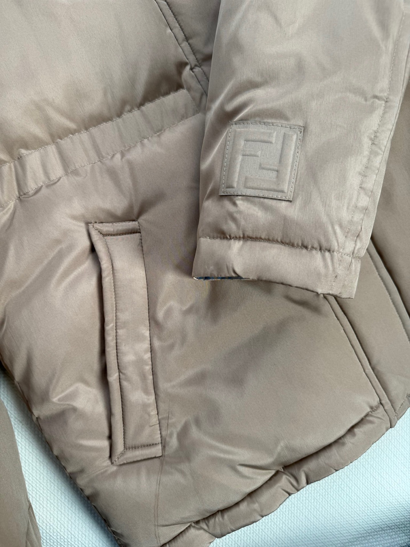 Fend*🆕双面穿经典版型羽绒服。新款最好看的配色 很保暖的一款羽绒服低调又高级经典造型 一面是定制细致