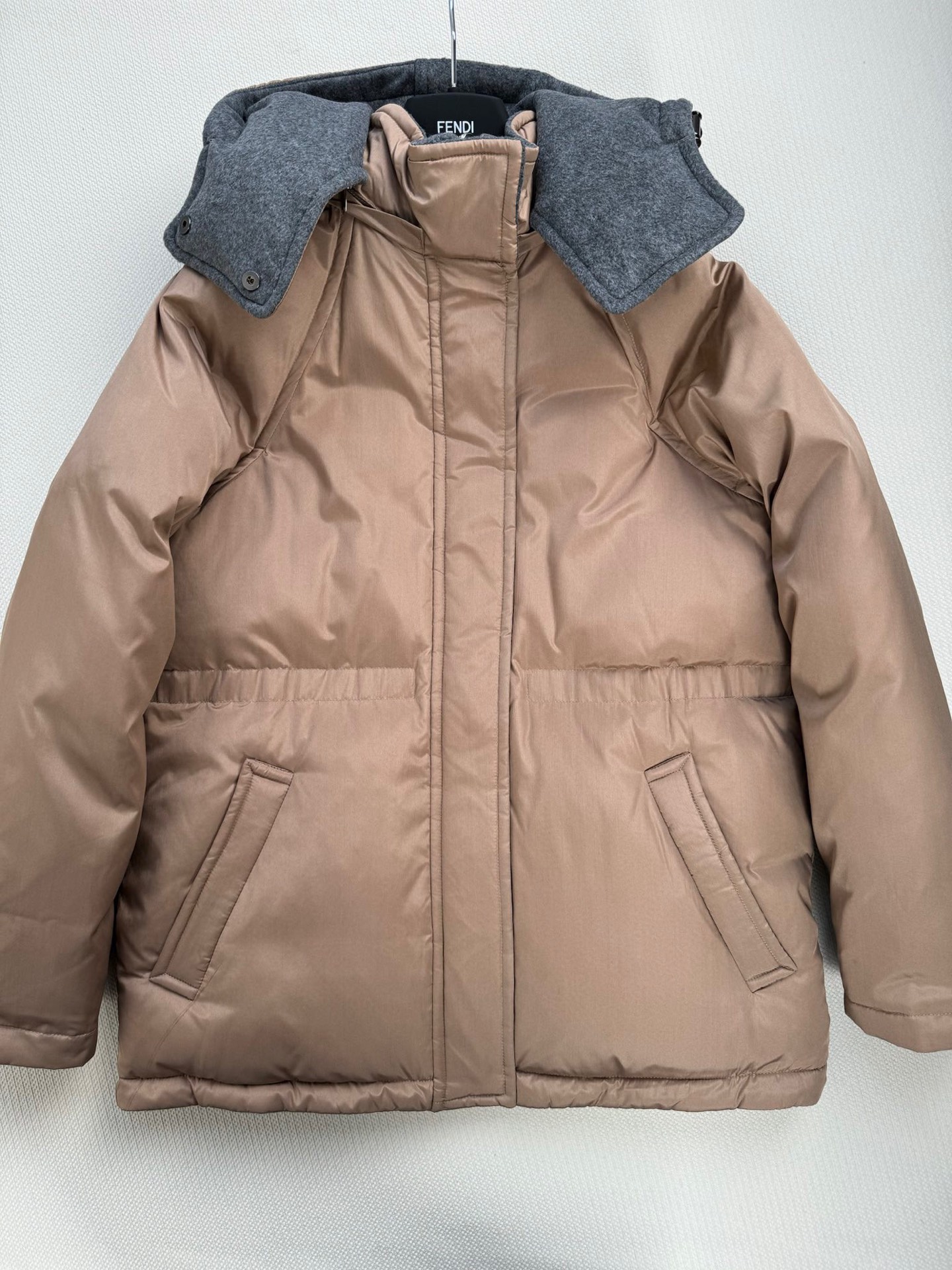 Fend*🆕双面穿经典版型羽绒服。新款最好看的配色 很保暖的一款羽绒服低调又高级经典造型 一面是定制细致