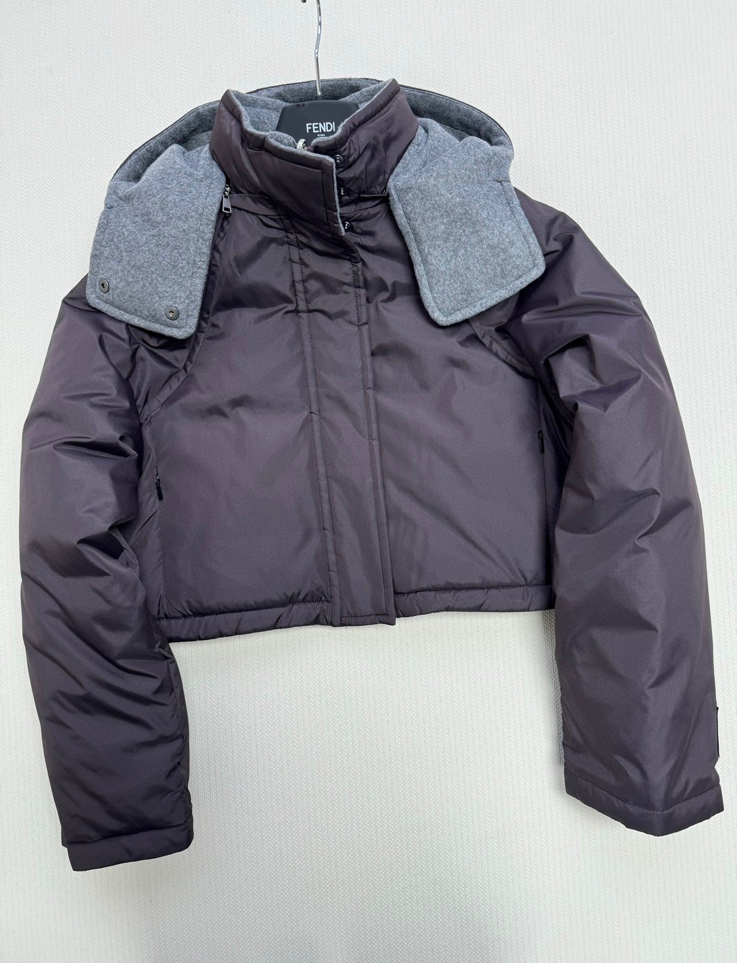 Fend*🆕双面穿经典版型羽绒服。新款最好看的棕紫色配色 很保暖的一款羽绒服低调又高级经典造型 一面是定