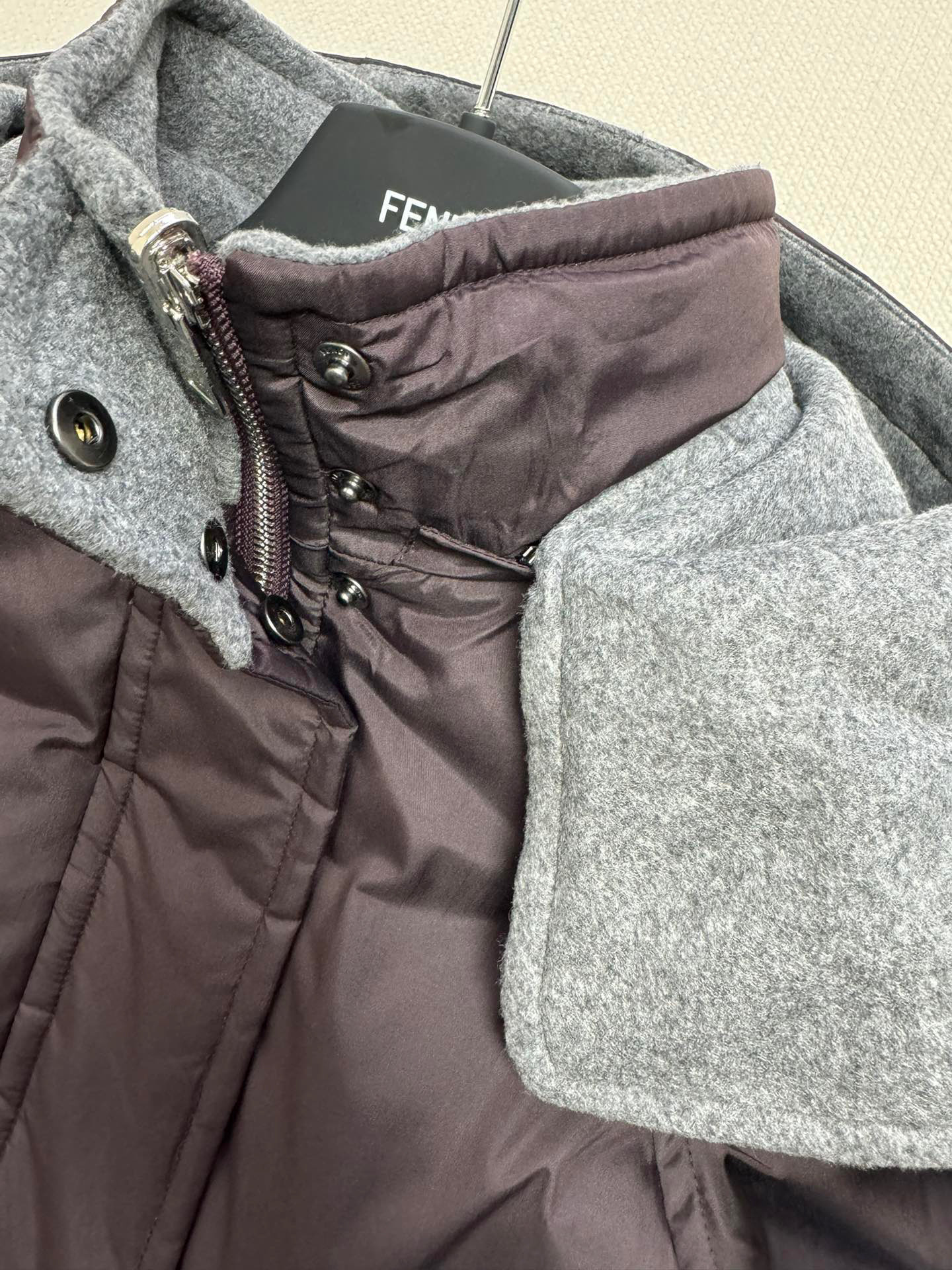 Fend*🆕双面穿经典版型羽绒服。新款最好看的棕紫色配色 很保暖的一款羽绒服低调又高级经典造型 一面是定