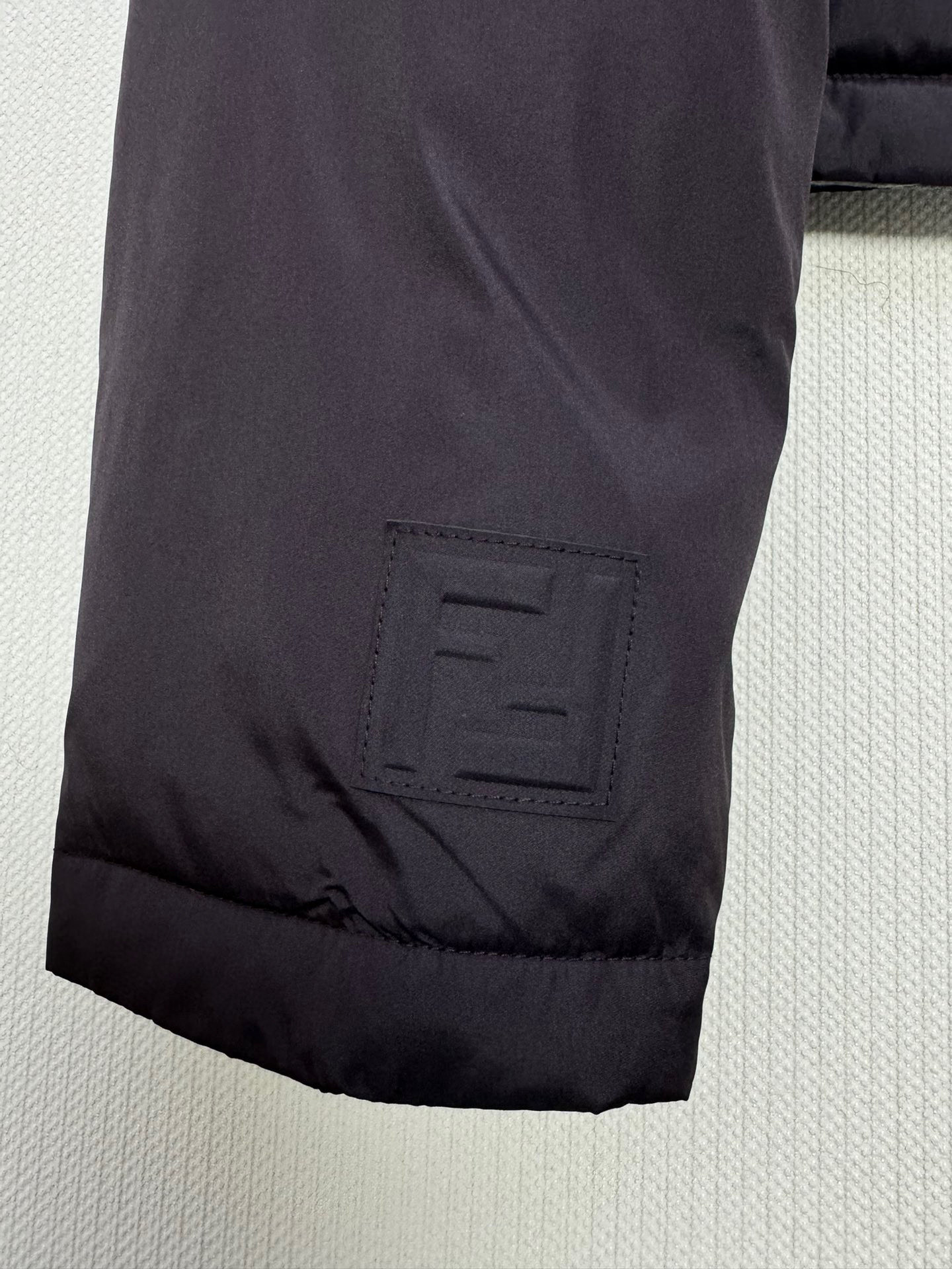 Fend*🆕双面穿经典版型羽绒服。新款最好看的棕紫色配色 很保暖的一款羽绒服低调又高级经典造型 一面是定