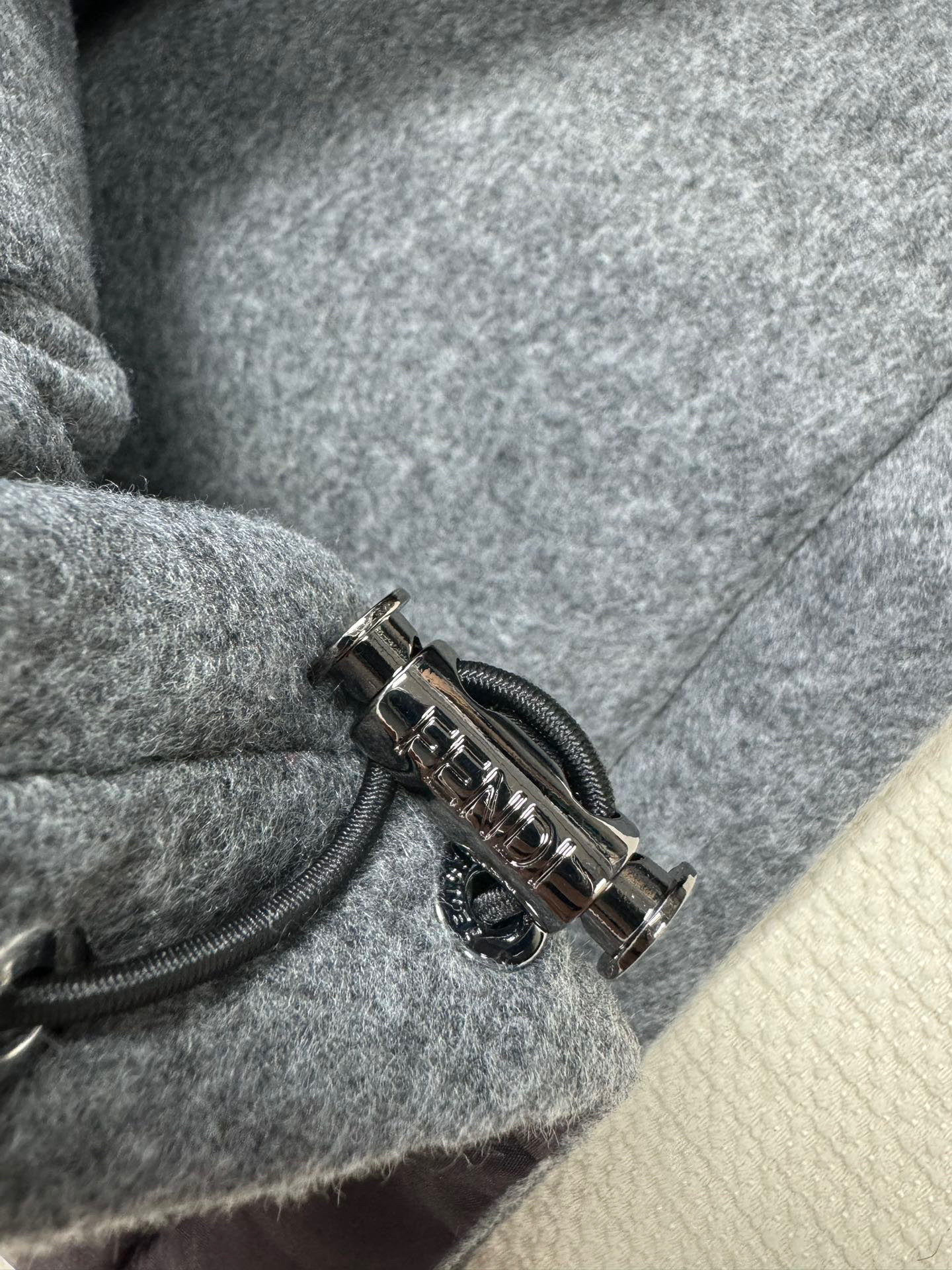 Fend*🆕双面穿经典版型羽绒服。新款最好看的棕紫色配色 很保暖的一款羽绒服低调又高级经典造型 一面是定