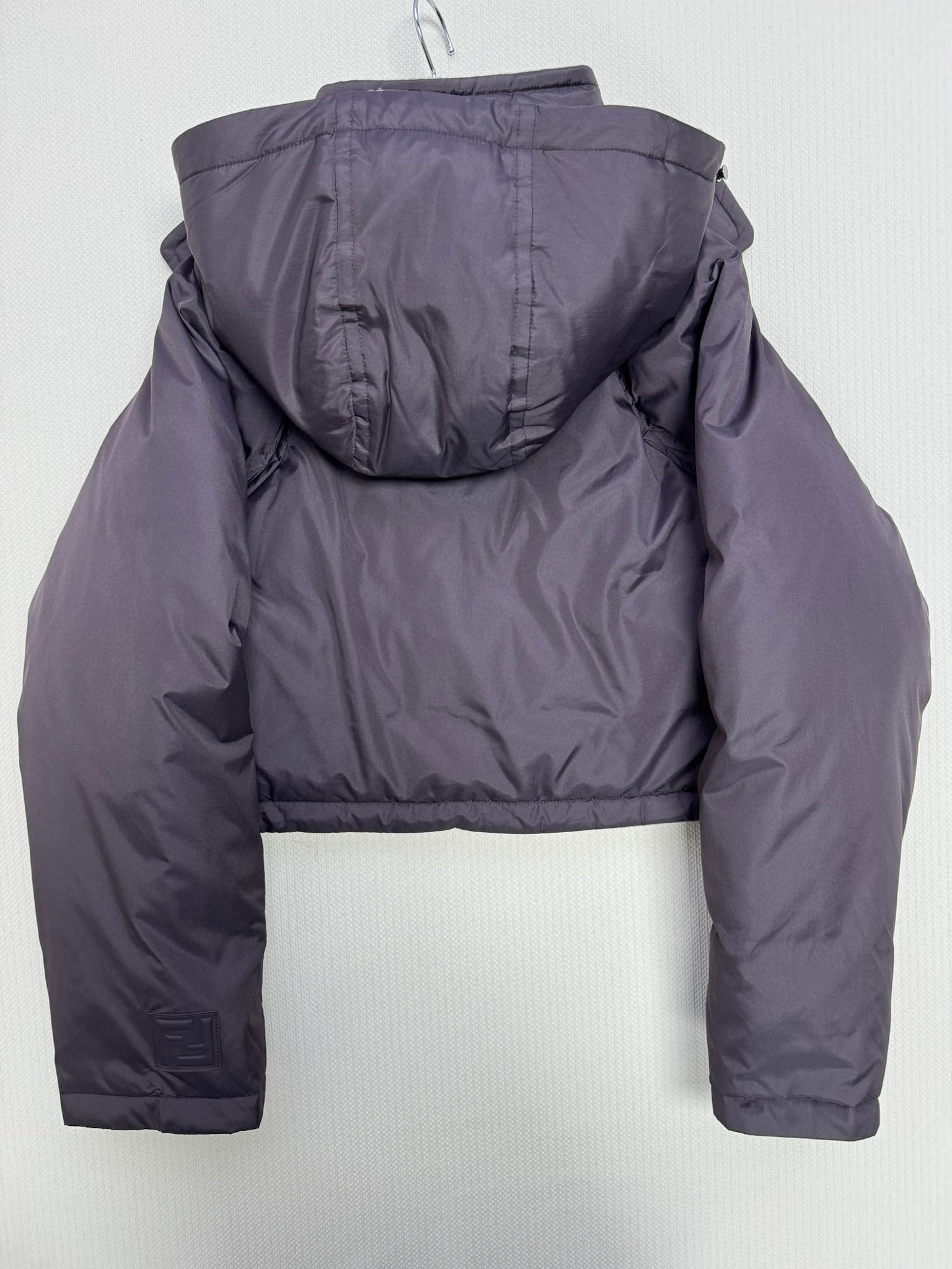 Fend*🆕双面穿经典版型羽绒服。新款最好看的棕紫色配色 很保暖的一款羽绒服低调又高级经典造型 一面是定