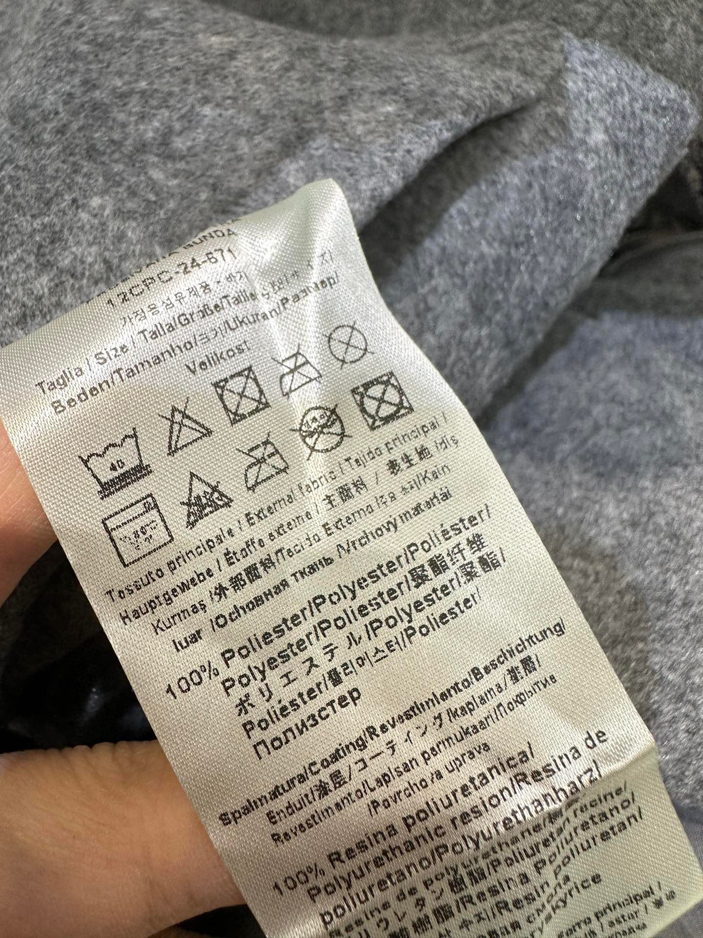 Fend*🆕双面穿经典版型羽绒服。新款最好看的棕紫色配色 很保暖的一款羽绒服低调又高级经典造型 一面是定