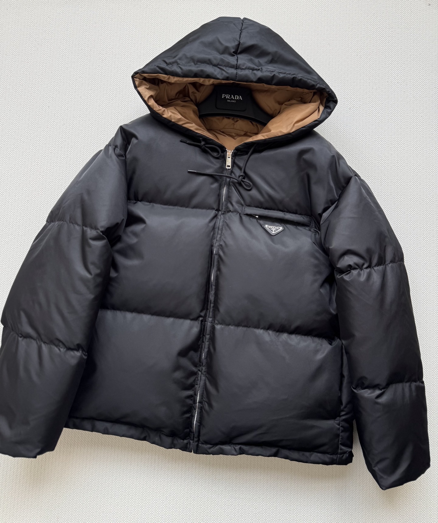 Prad* 25FW秋冬新款 尼龙三角标羽绒服外套丨⚠原版开发！高版出品！以品牌标志性的再生尼龙面料打造