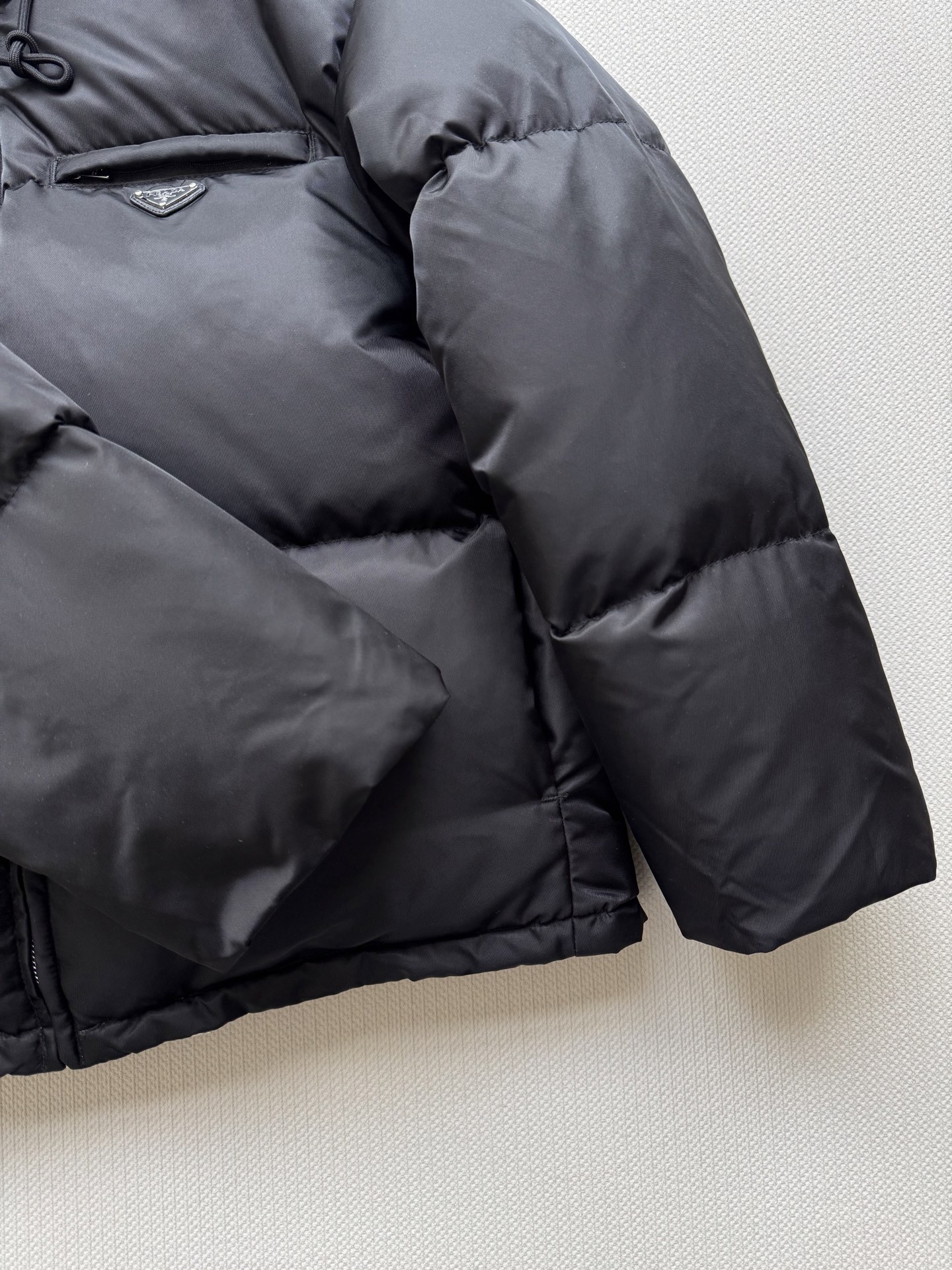 Prad* 25FW秋冬新款 尼龙三角标羽绒服外套丨⚠原版开发！高版出品！以品牌标志性的再生尼龙面料打造