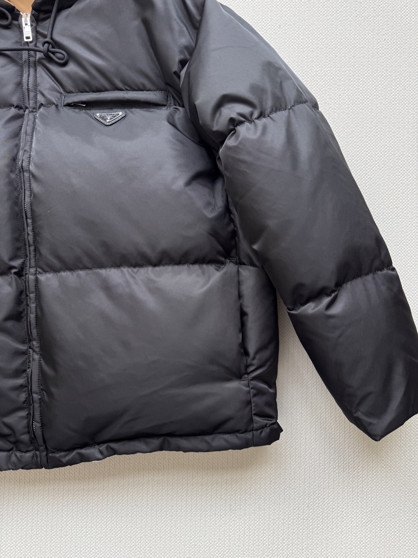 Prad* 25FW秋冬新款 尼龙三角标羽绒服外套丨⚠原版开发！高版出品！以品牌标志性的再生尼龙面料打造