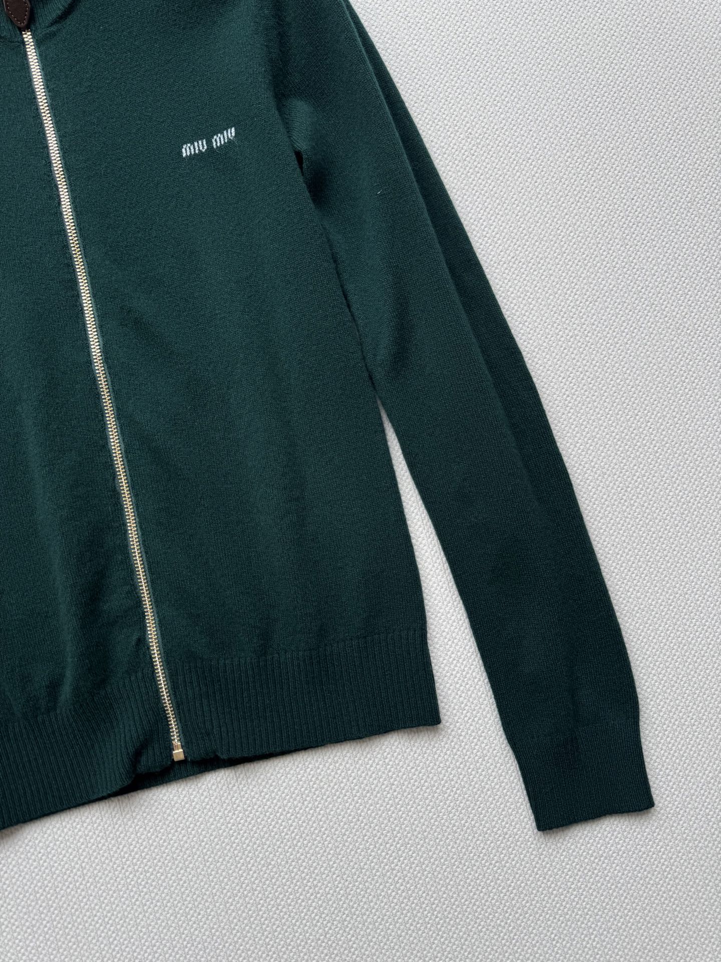 MiuMi* 25Fw早秋新款 墨绿色拉链立领羊毛开衫 原版开发！高版出品！采用百分百羊毛材质面料，触感