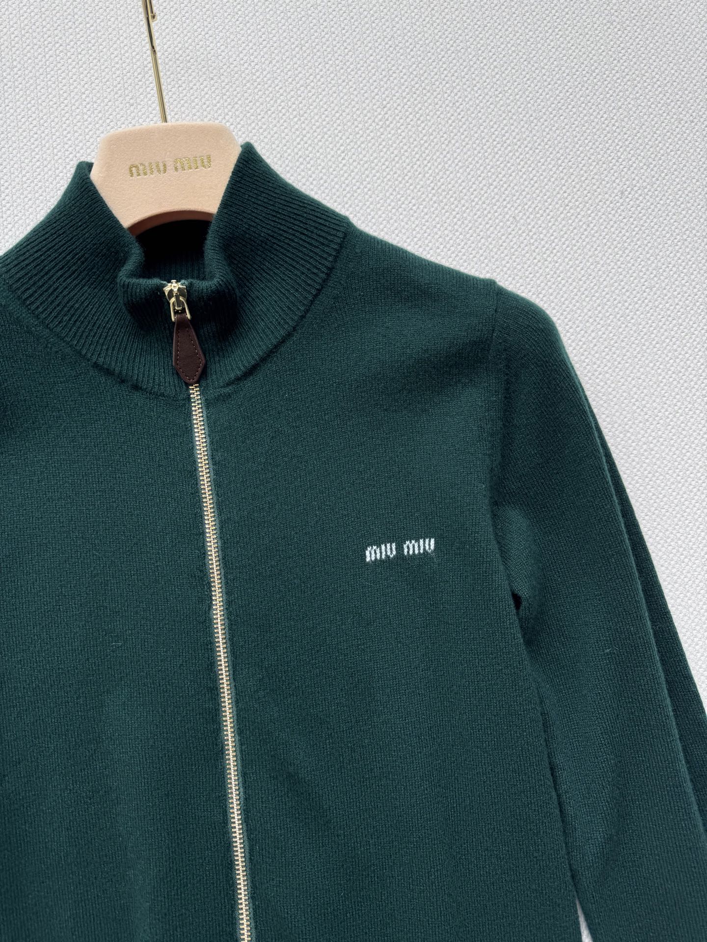 MiuMi* 25Fw早秋新款 墨绿色拉链立领羊毛开衫 原版开发！高版出品！采用百分百羊毛材质面料，触感