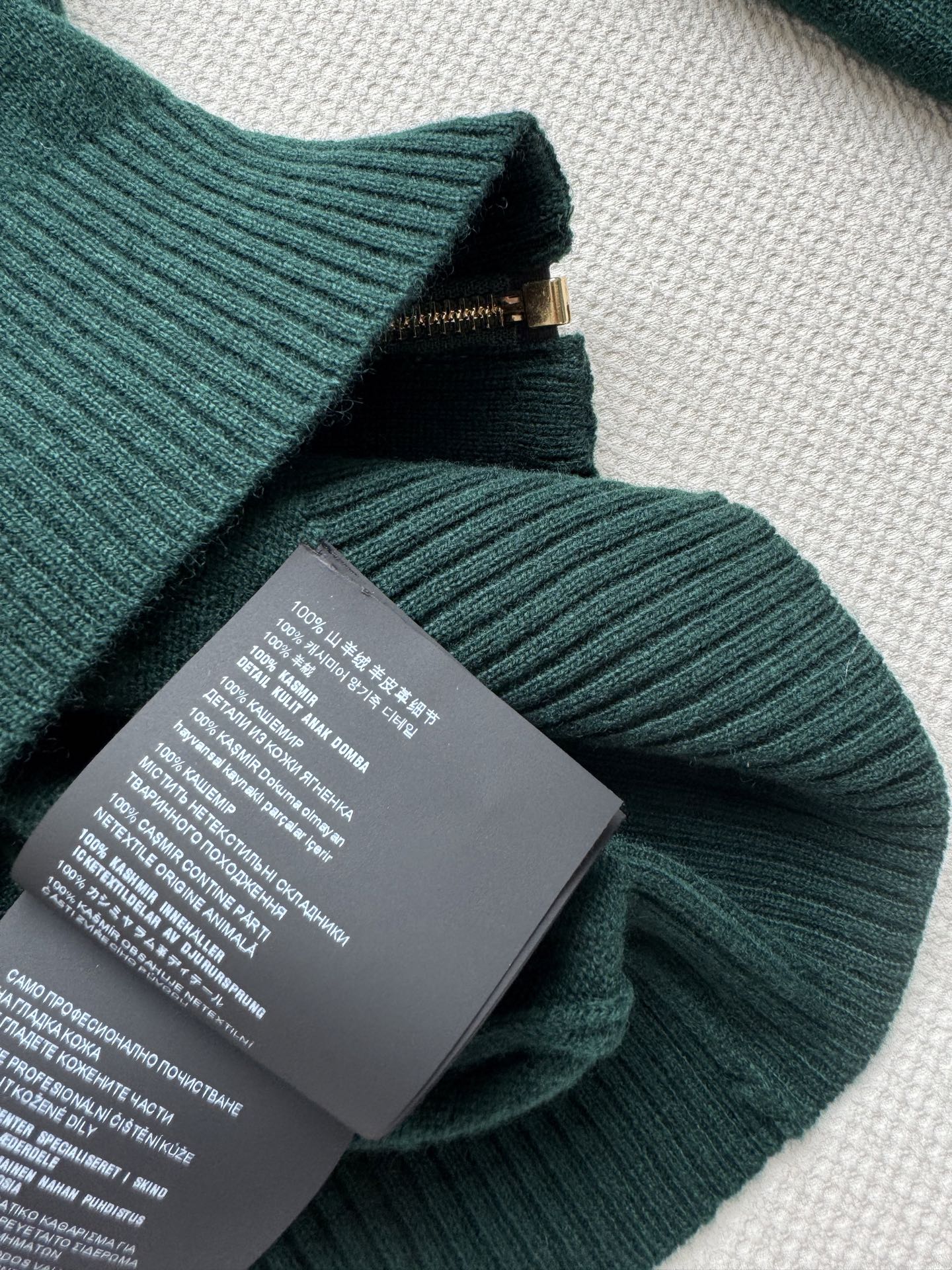 MiuMi* 25Fw早秋新款 墨绿色拉链立领羊毛开衫 原版开发！高版出品！采用百分百羊毛材质面料，触感